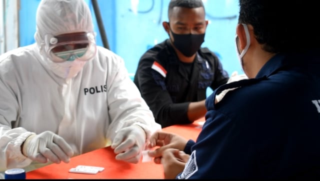 Petugas melakukan rapid test di Polda Papua Barat.