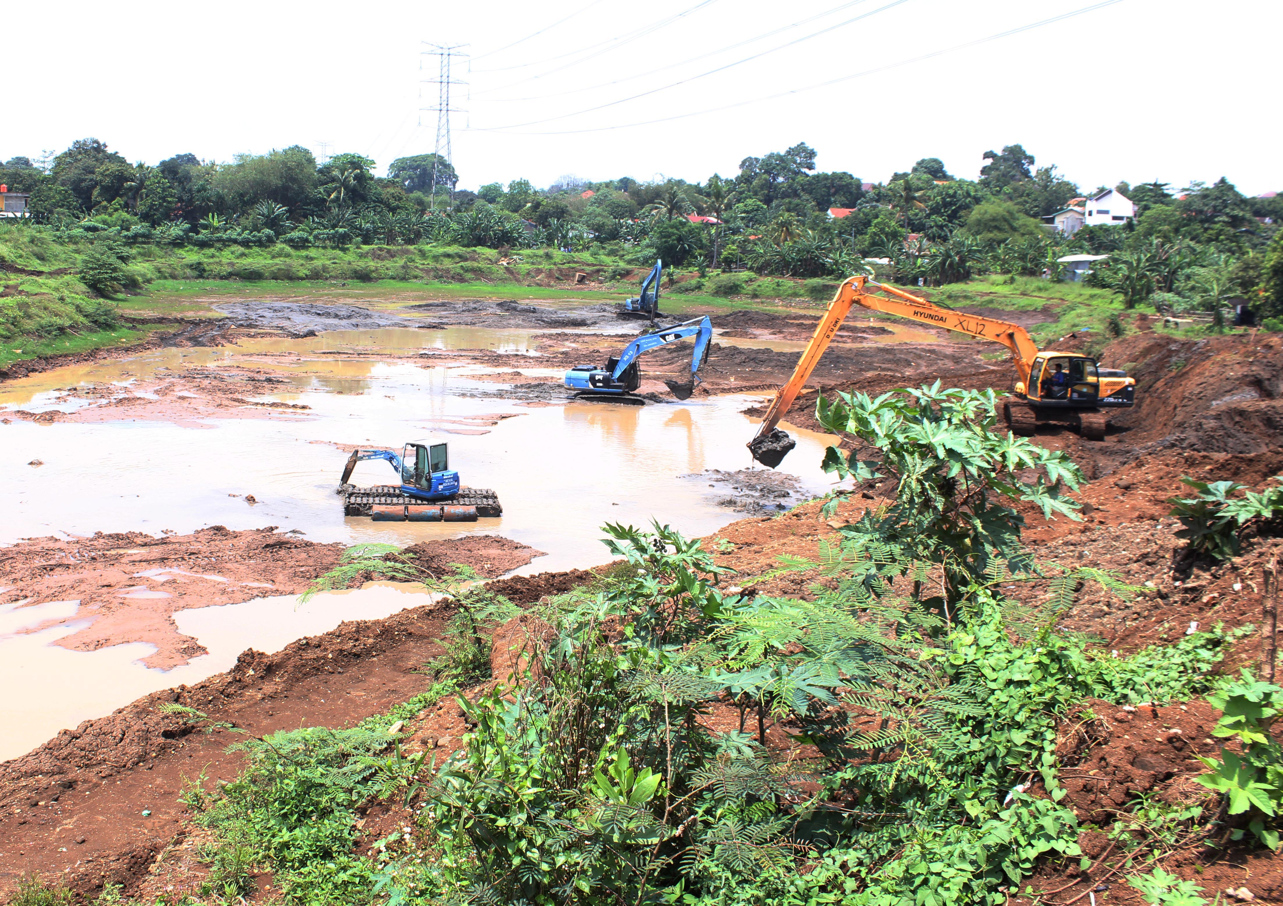 Beberapa alat berat melakukan pengalian di Waduk Pondok Ranggon , Kelurahan Pondok Ranggon, Kecamatan Cipayung, Jakarta Timur 