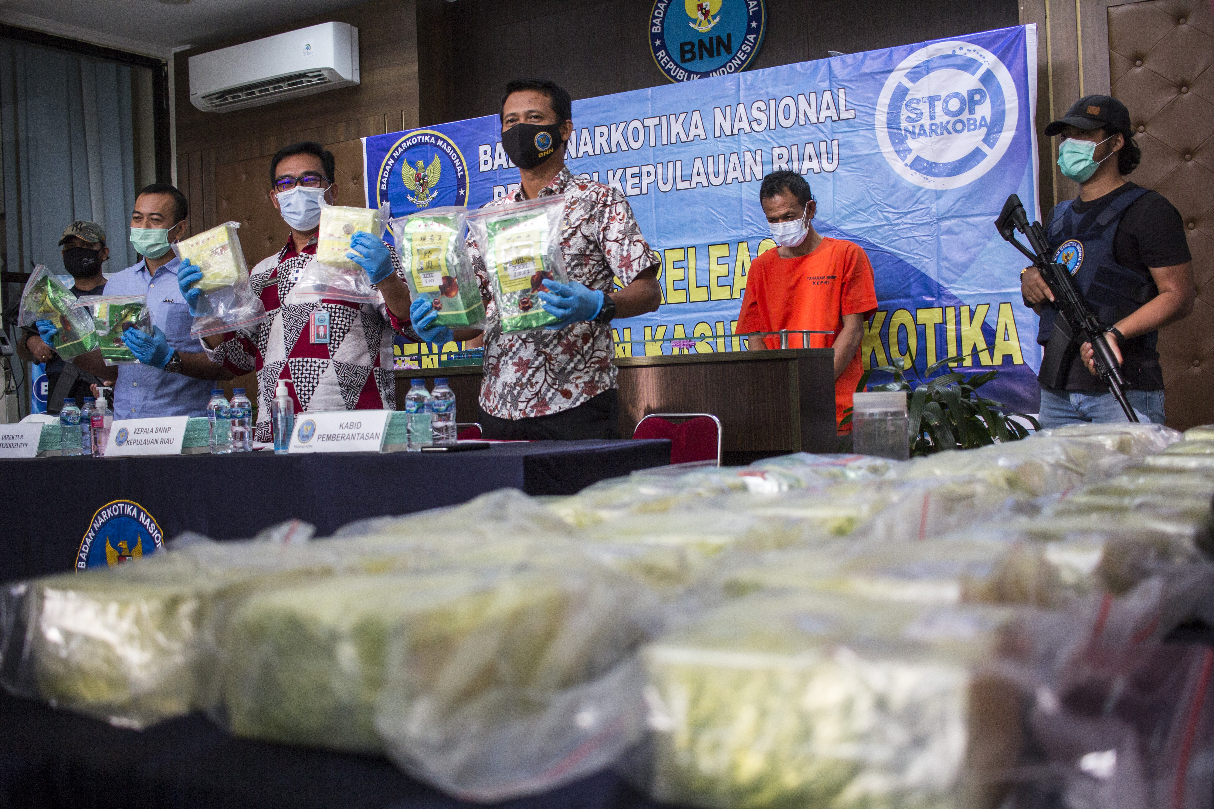 Kepala BNNP Kepri Brigjen Pol Richard Nainggolan (tengah) menunjukkan barang bukti sabu 33 kg di Kantor BNNP Kepri, Batam, Rabu (11/11/2020)