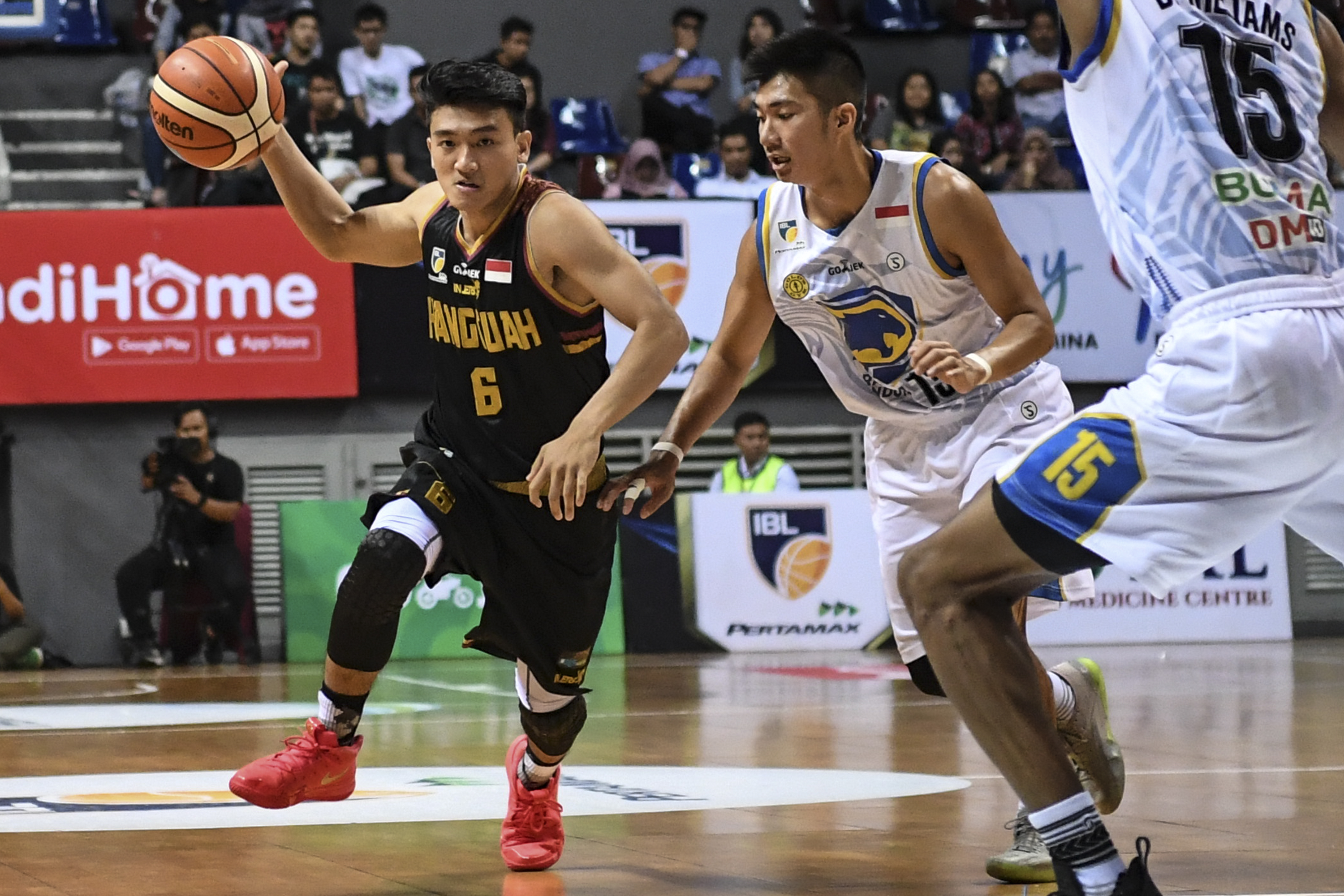 Pebasket Abraham Renoldi Wenas saat berusaha melewati pebasket lawan.