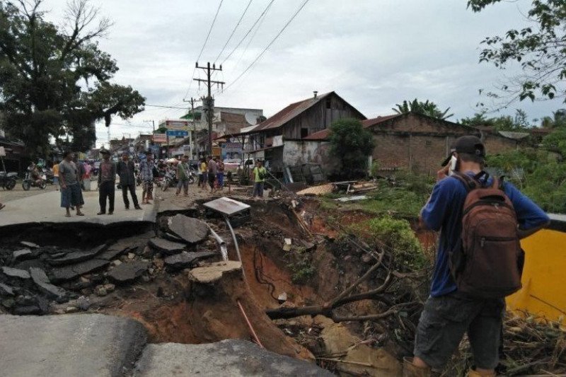 Hujan deras sepanjang malam di Kabupaten Simalungun, Sumatera Utara menyebabkan empat ruas jalan di sana longsor.