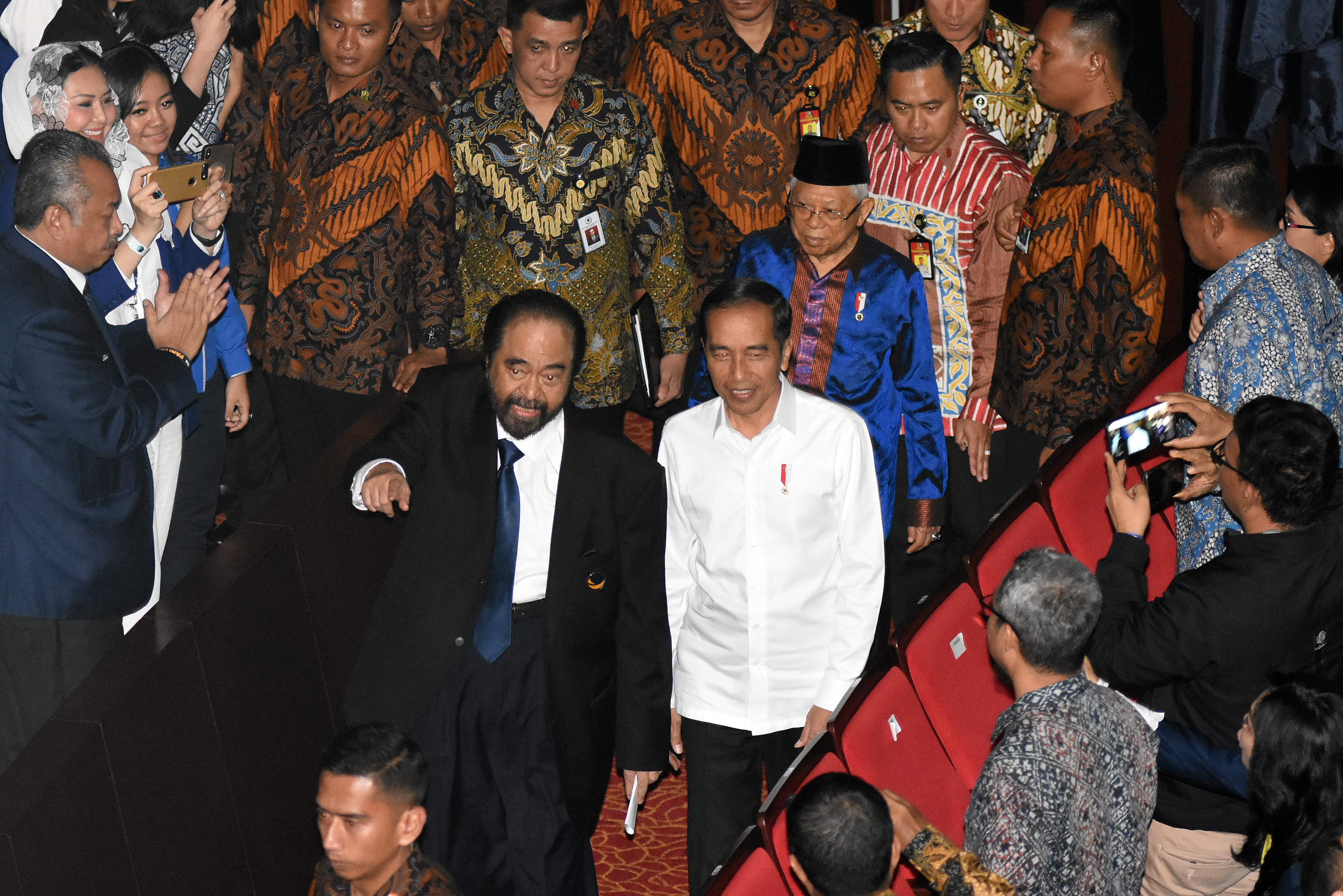 Presiden Joko Widodo saat berjalan bersama dengan Ketua Umum Partai NasDem Surya Paloh pada tahun lalu.