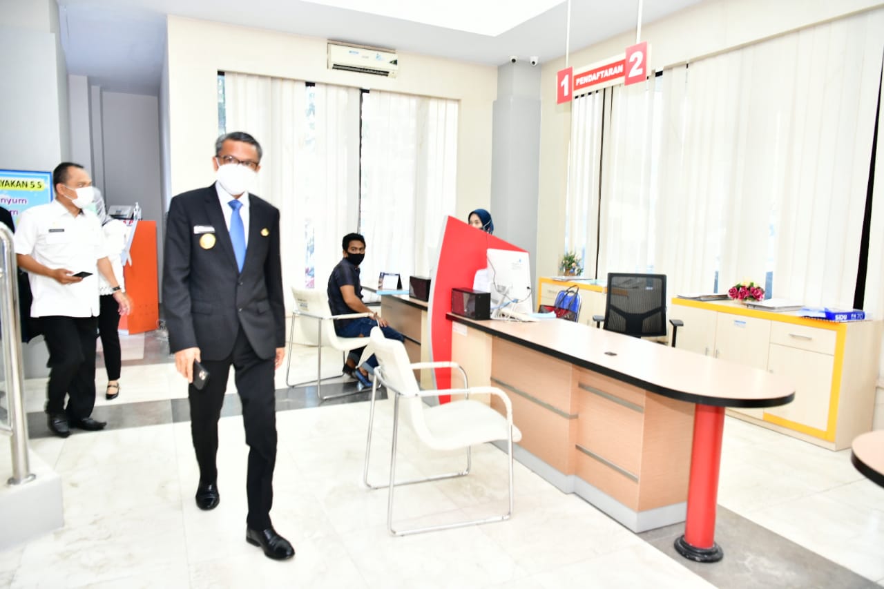 Gubernur Sulsel Nurdin Abdullah melakukan sidak ke  Kantor Dinas PMPTSP.