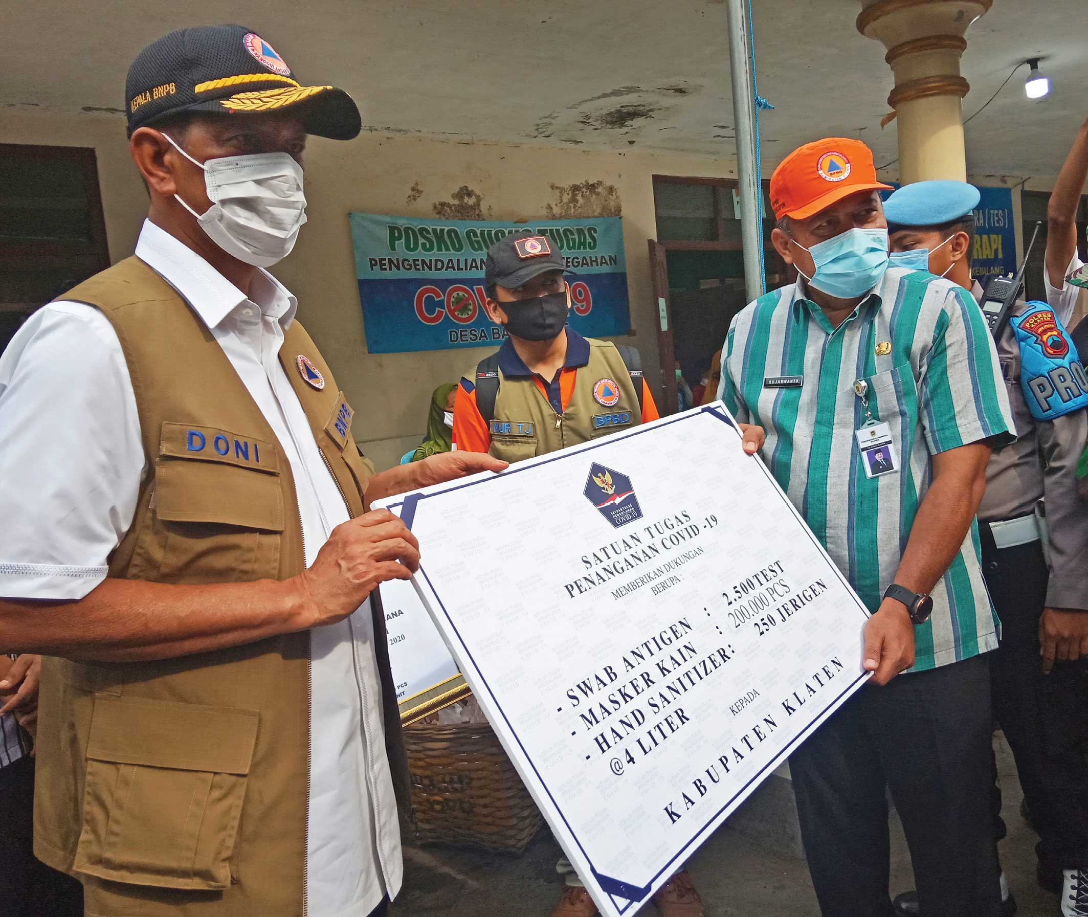 Kepala BNPB Doni Monardo (kiri) menyerahkan bantuan penanganan bencana erupsi Gunung Merapi kepada Pemkab Klaten 