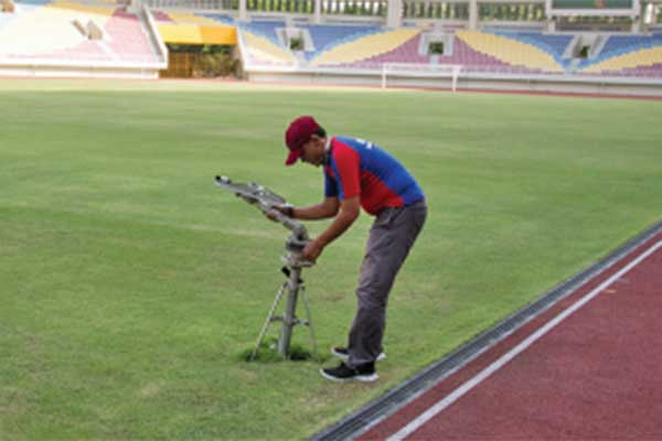 Pekerja mengecek mesin penyiram rumput di Stadion Manahan, Solo, Jawa Tengah, kemarin.