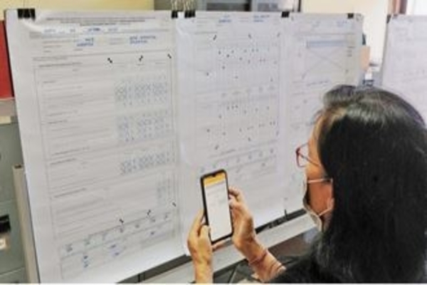 Komisioner KPU Denpasar Ni Ketut Dharmayanti memeriksa formulir C1 saat simulasi rekapitulasi penghitungan suara 