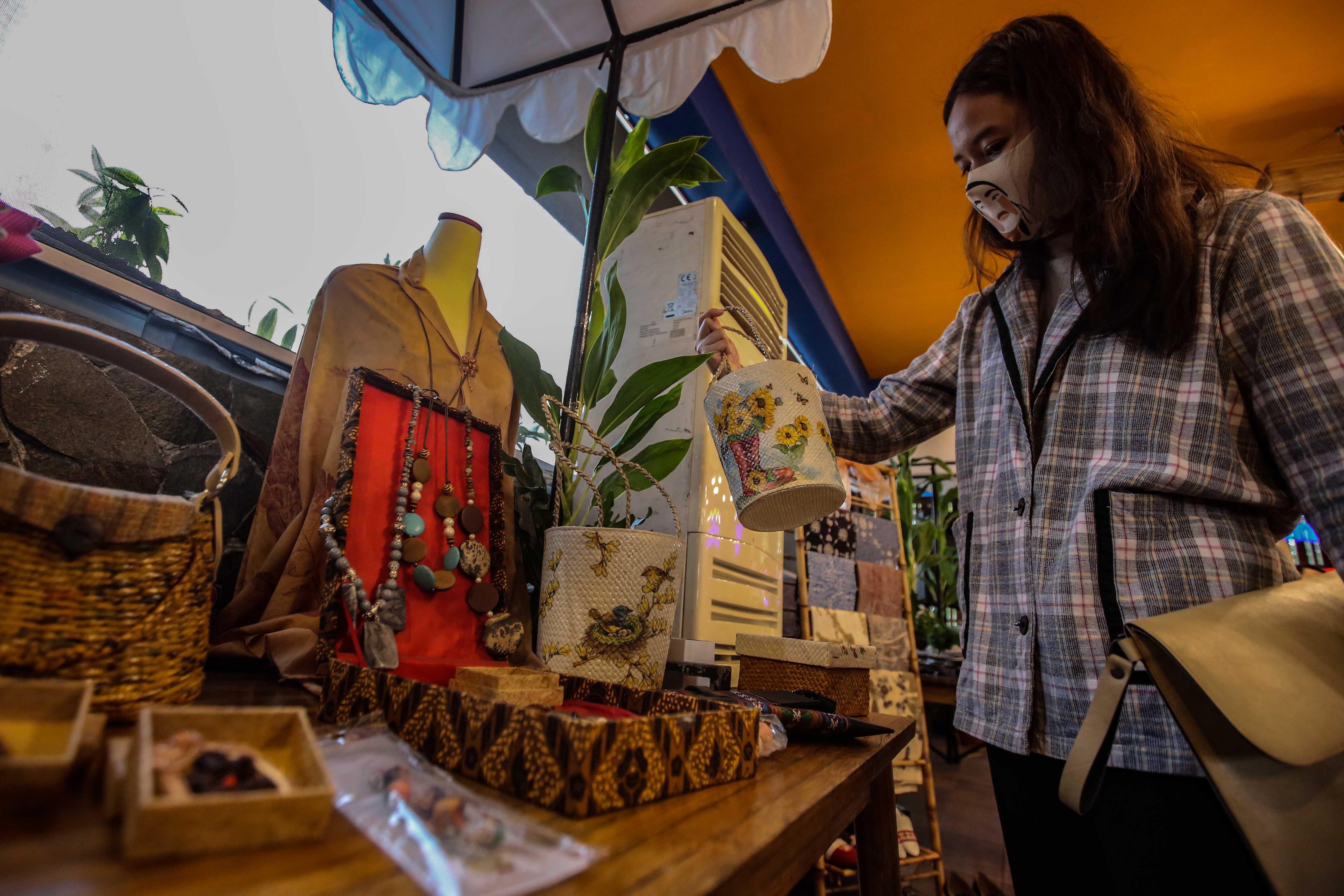 KREDIT PRODUKTIF UMKM: Pengunjung melihat hasil UKM penerima kredit produktif program Pemulihan Ekonomi Nasional (PEN) di Bogor, Jawa Barat.