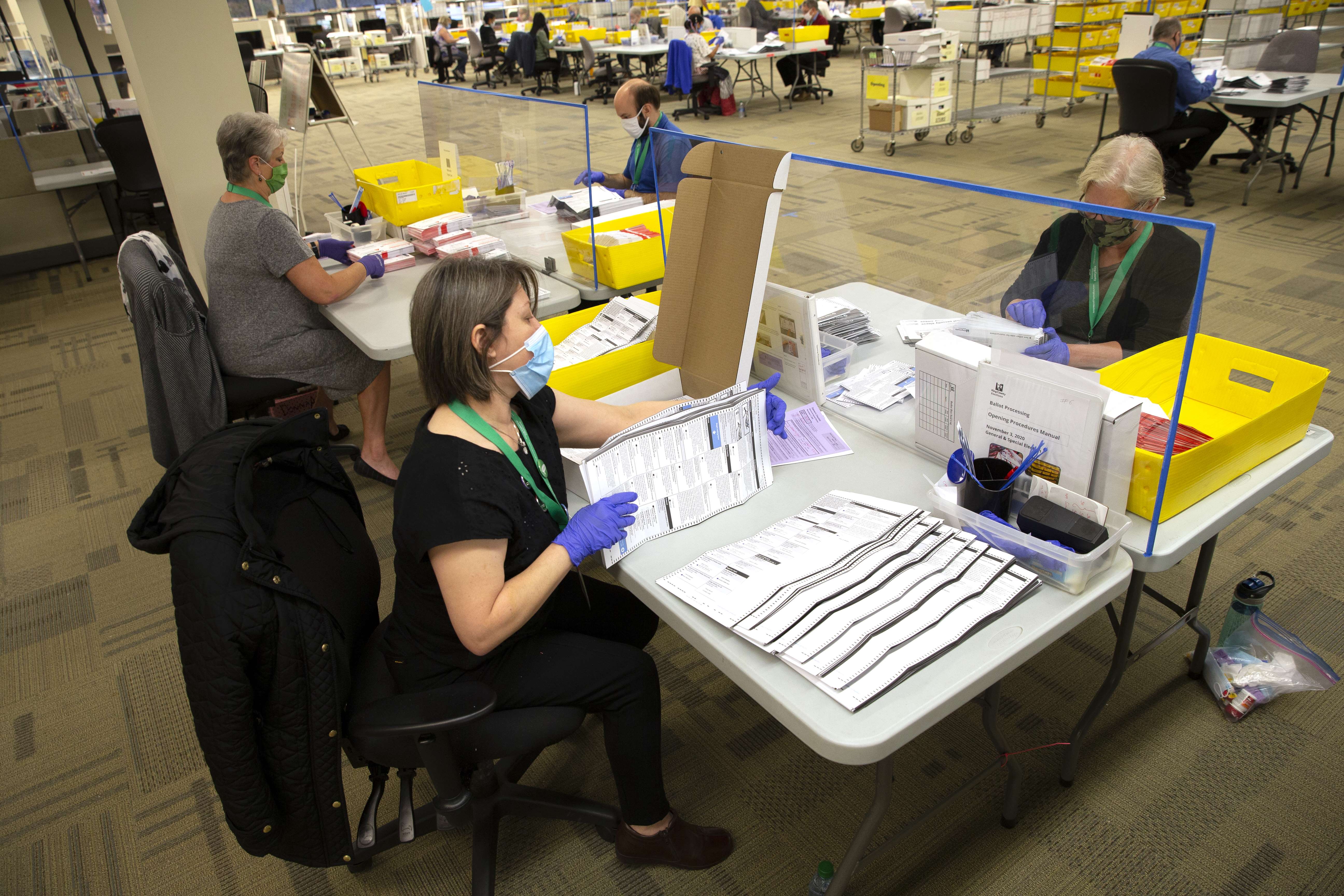 Petugas membuka surat suara Pilpres AS di kantor pusat pemilihan King County, Renton Washington, AS, Selasa (3/11/2020).