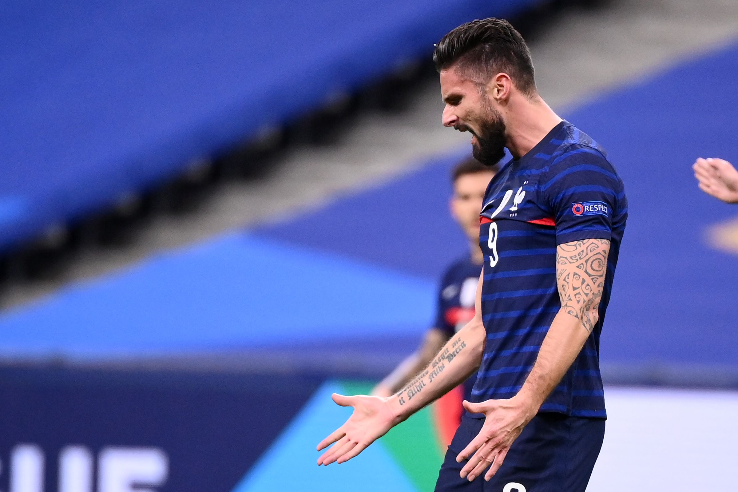 Penyerang Prancis Olivier Giroud bereaksi dalam laga Liga Negara UEFA melawan Swedia.