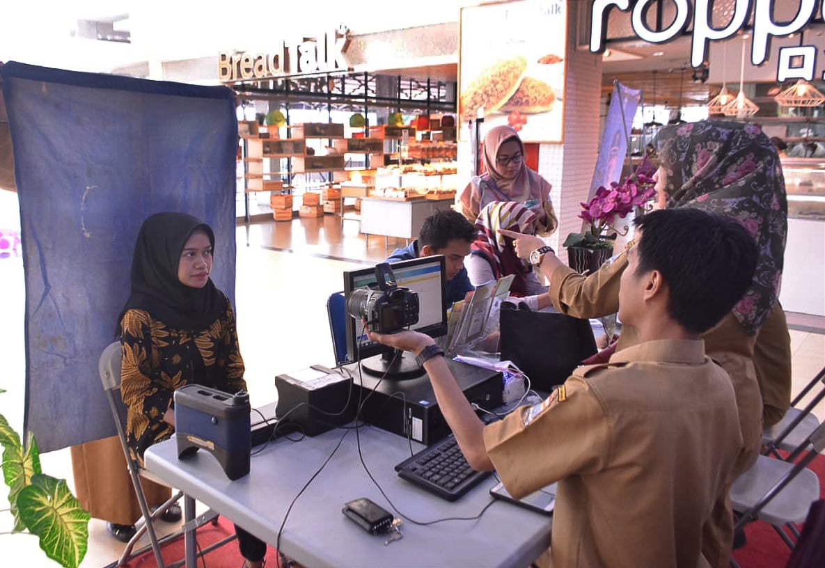 Ilustrasi layanan pembuatan KTP-E