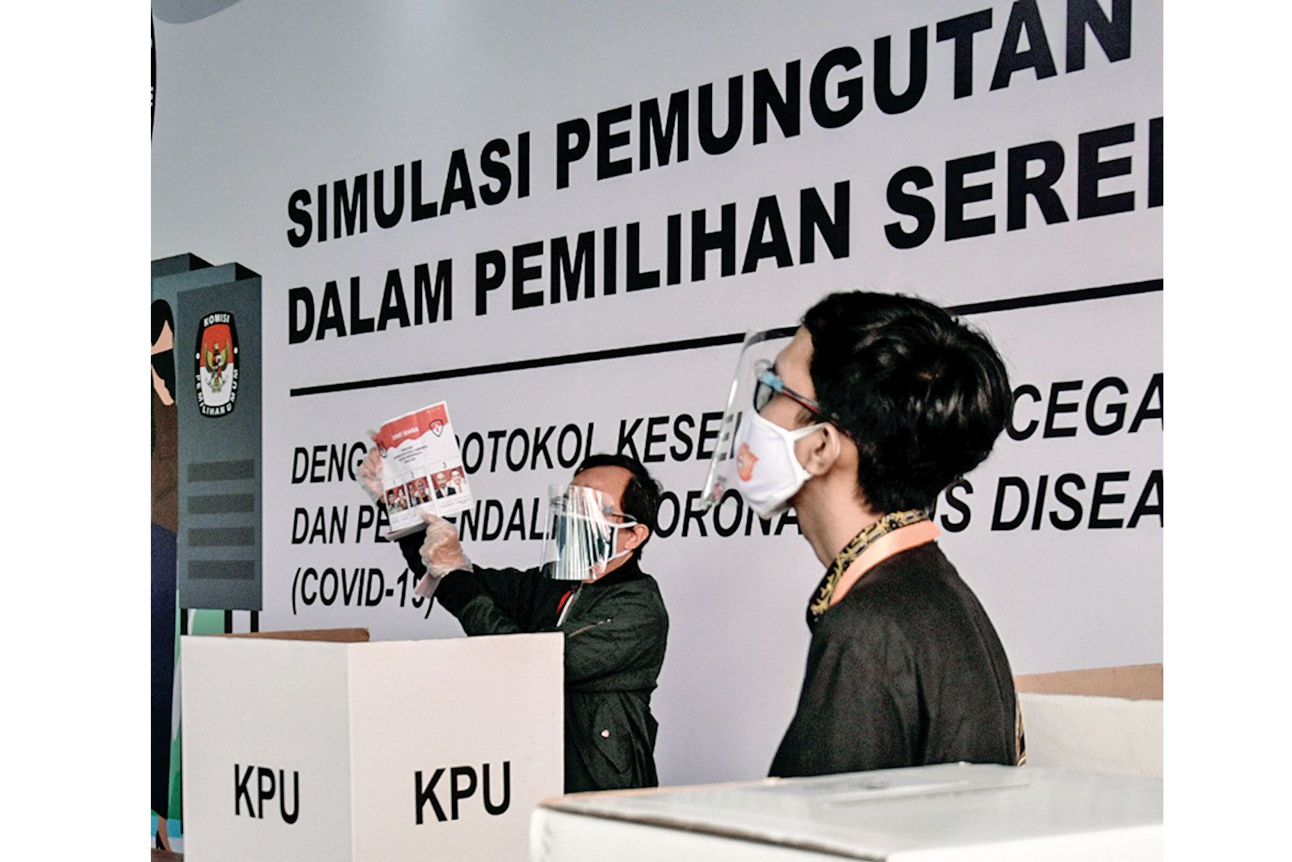 KPU GELAR SIMULASI: Petugas Komisi Pemilihan Umum (KPU) melakukan simulasi pemungutan suara Pilkada 2020 dengan penerapan protokol kesehatan