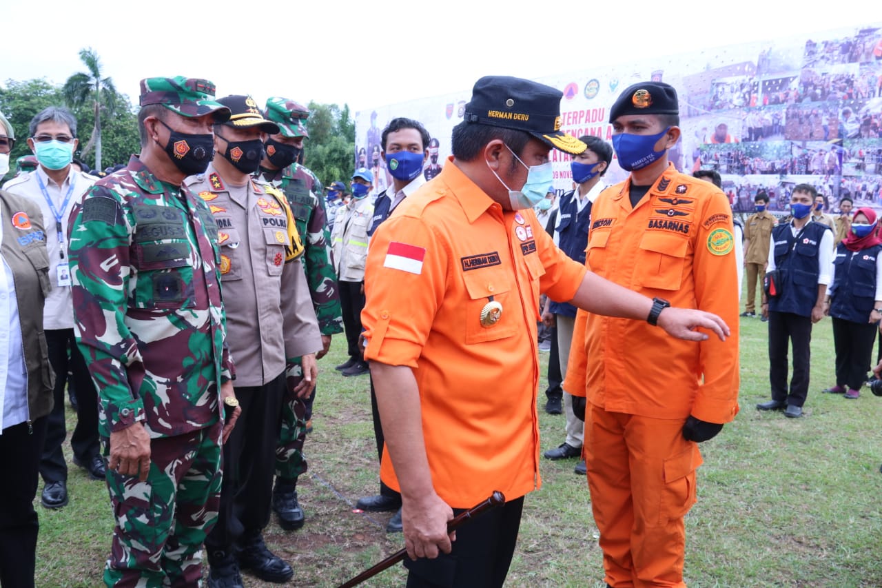 Gubernur Sumsel Herman Deru periksa barisan personel tim bencana alam