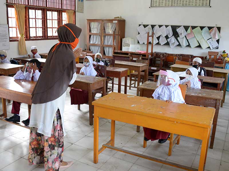 Guru mengajar pada hari pertama masuk sekolah di Sekolah Dasar Negeri Garot, Desa Ketapang, Kecamatan Darui Imarah, Kabapaten Aceh Besar
