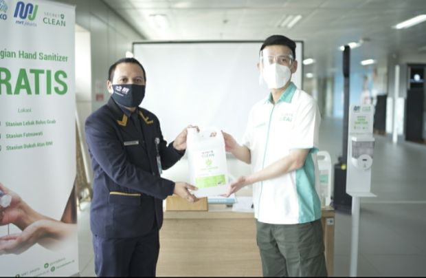 Billy Hartono Salim, Founder dan Direktur Utama PT Victoria Care Indonesia (kanan), menyampaikan bantuan hand sanitizer bagi MRT Jakarta.