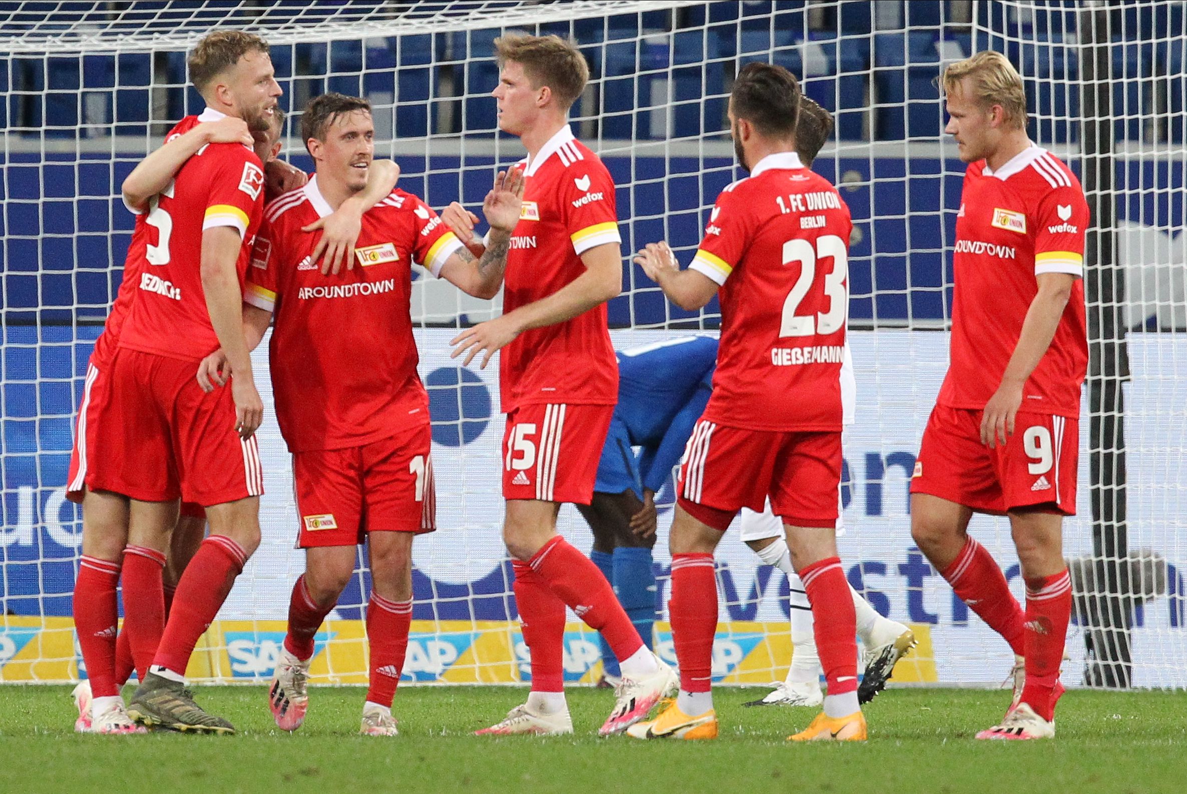 Para pemain Union Berlin melakukan selebrasi usai mencetak gol ke gawang Hoffenheim di laga Bundesliga.