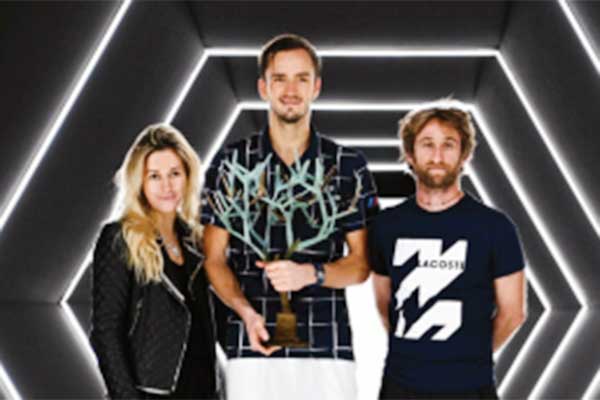 : Petenis Rusia Daniil Medvedev (tengah) berpose dengan trofi Paris Masters 2020 bersama pelatihnya, Gilles Cervara (kanan), dan istrinya.