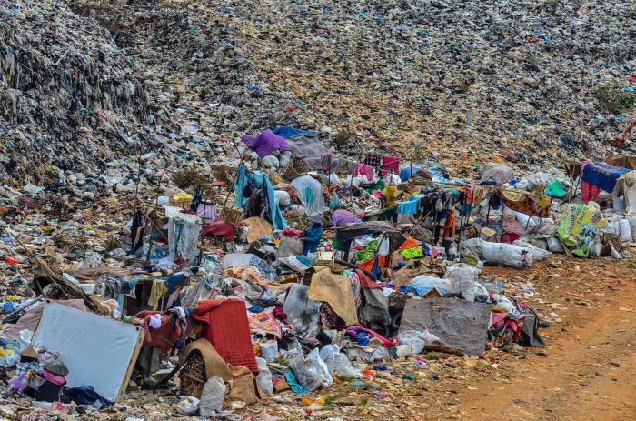 Ilustrasi : sampah plastik di TPA.