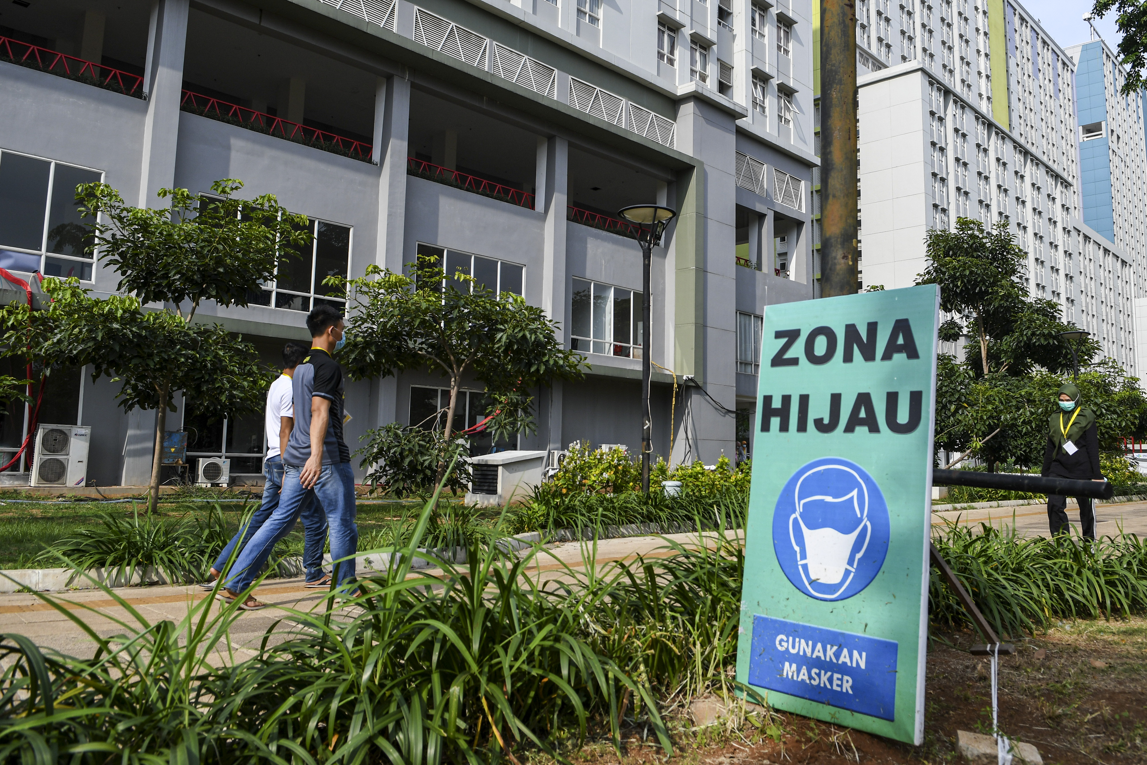 Sejumlah petugas tenaga kesehatan berjalan di area tower 1 Rumah Sakit Darurat COVID-19 Wisma Atlet Kemayoran di Jakarta, Kamis (12/11/2020)