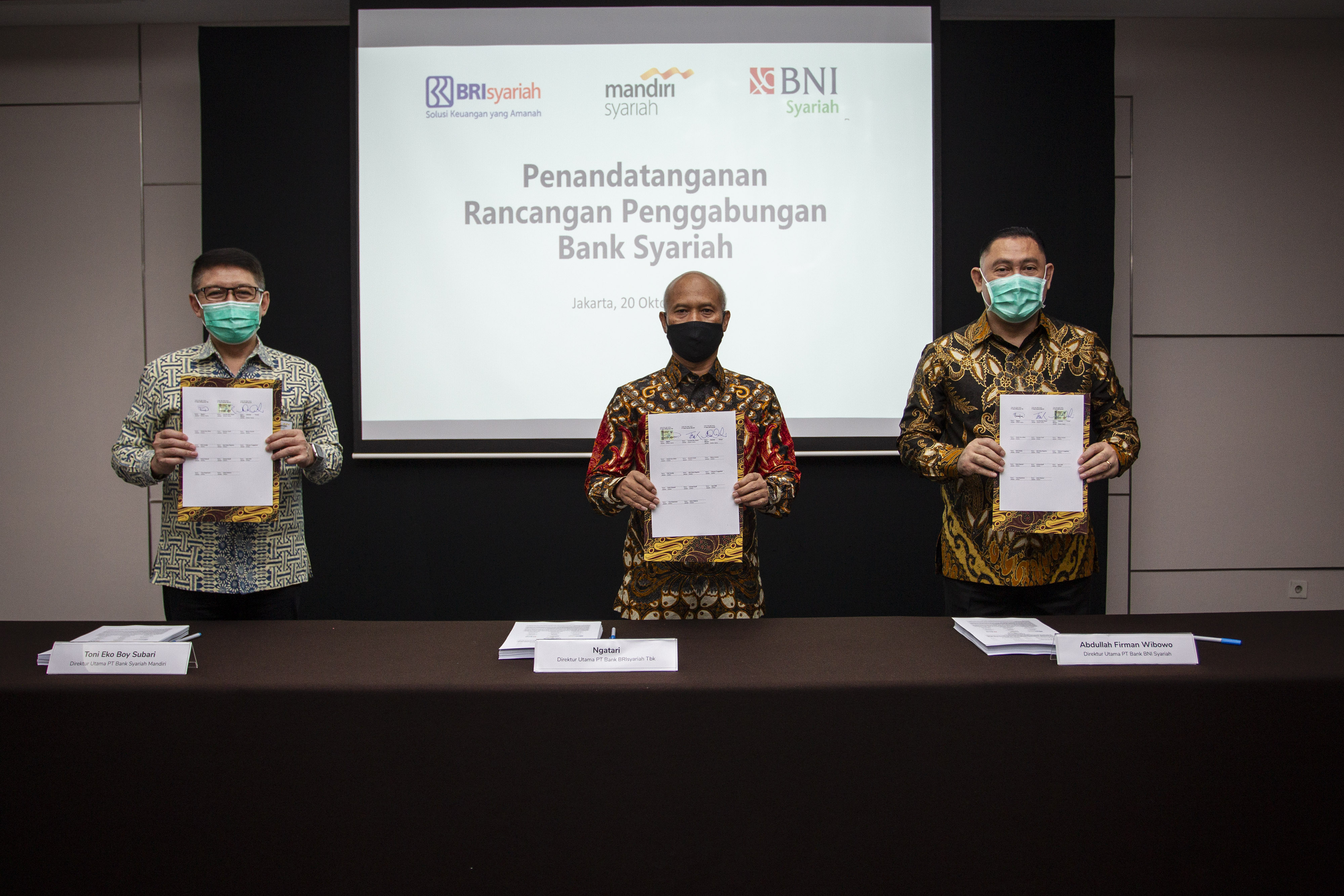Dirut PT Bank Syariah Mandiri Toni EB Subari (kiri), Dirut PT Bank BRI Syariah Tbk Ngatari, Dirut PT Bank BNI Syariah Abdullah Firman Wibowo