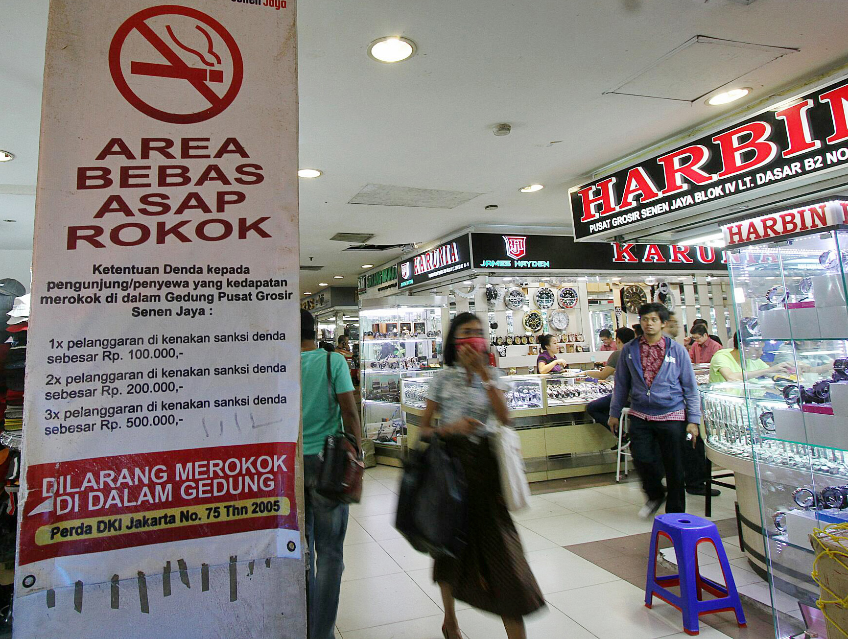 Poster dilarang merokok terpasang di kawasan Pasar Senen, Jakarta.