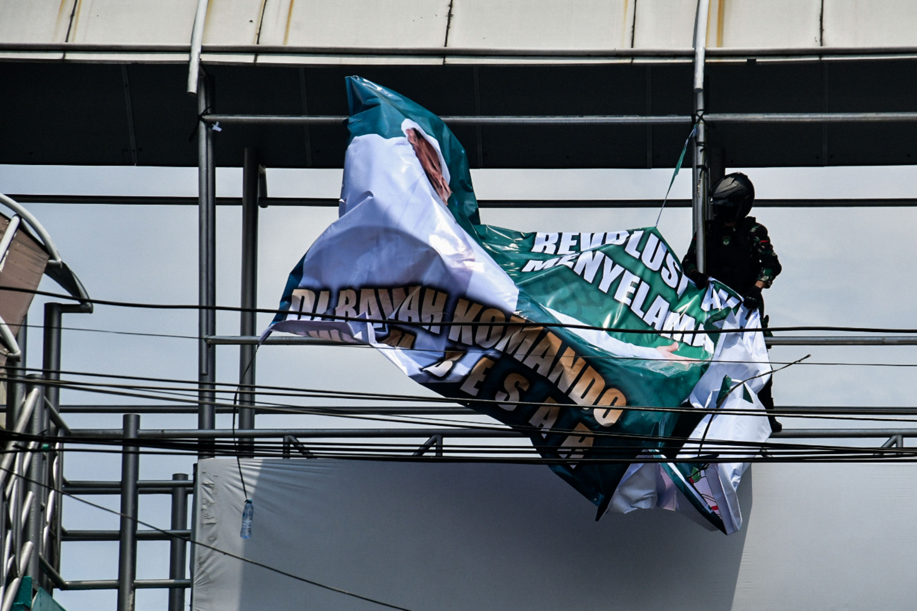 Penurunan spanduk bergambar Rizieq