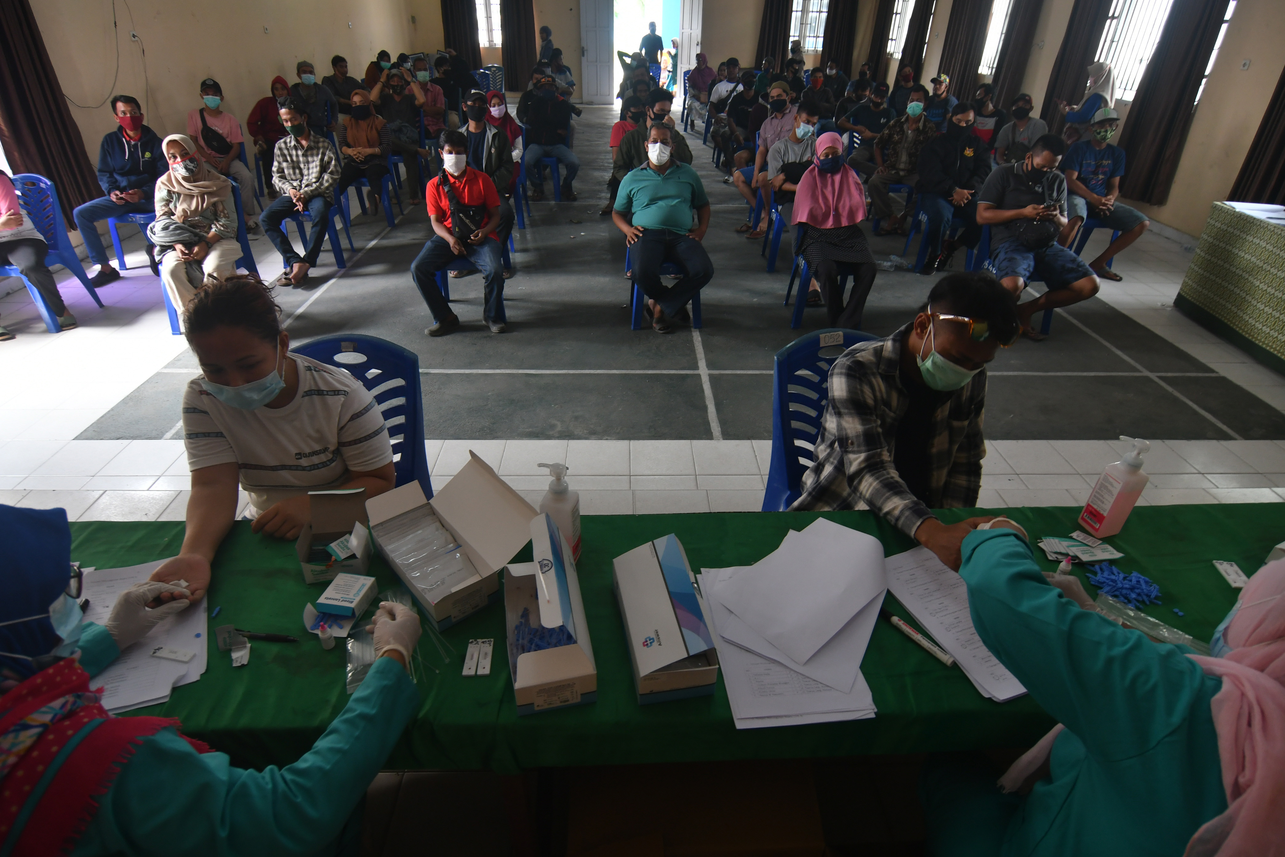 TES CEPAT PETUGAS KPPS DAN LINMAS: Petugas Kelompok Penyelenggara Pemungutan Suara (KPPS) mengikuti tes cepat (rapid test) COVID-19, 