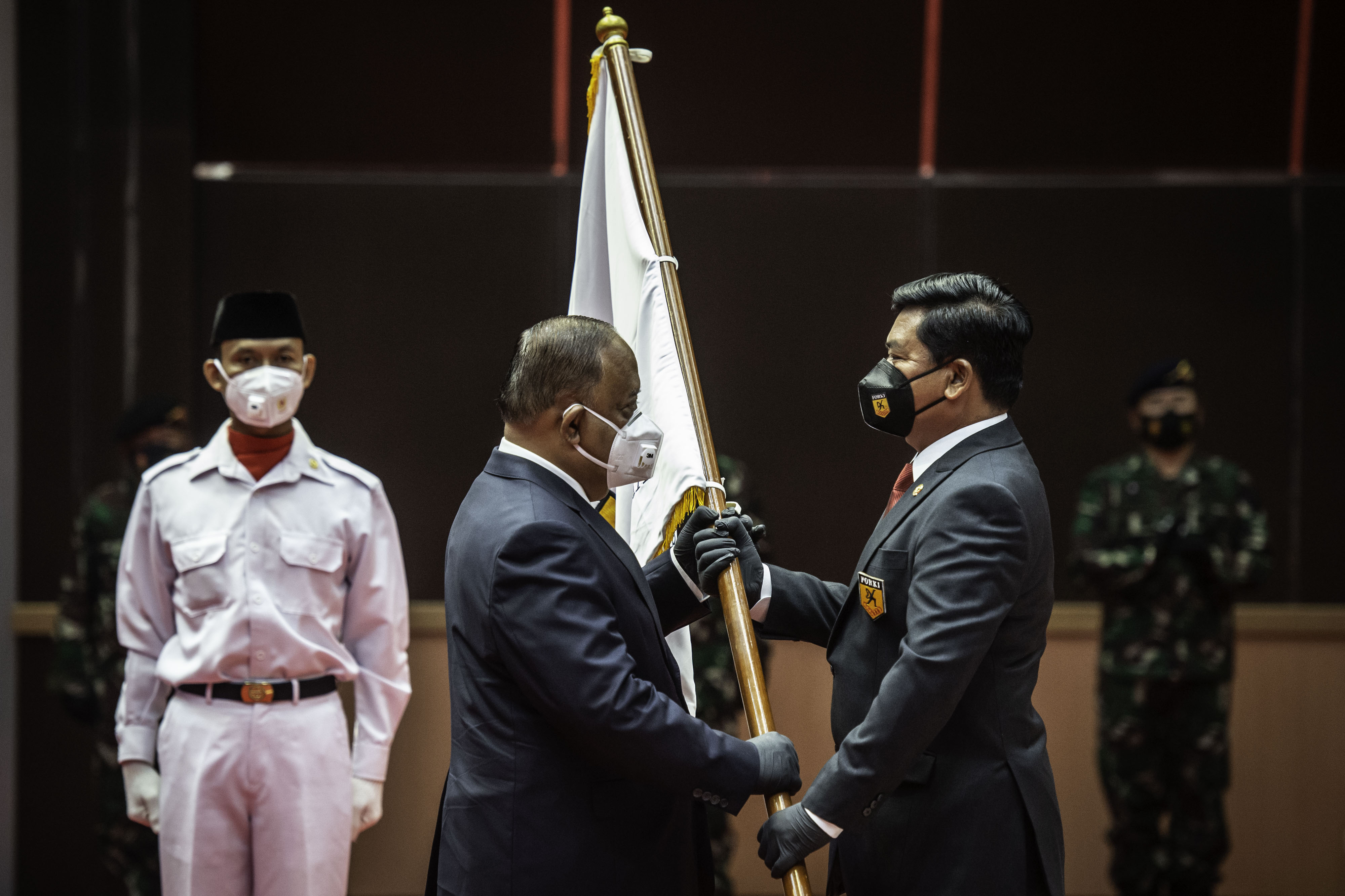 Ketua Umum KONI Pusat Marciano Norman (kiri) menyerahkan bendera PB FORKI kepada Ketua Umum PB FORKI Hadi Tjahjanto.