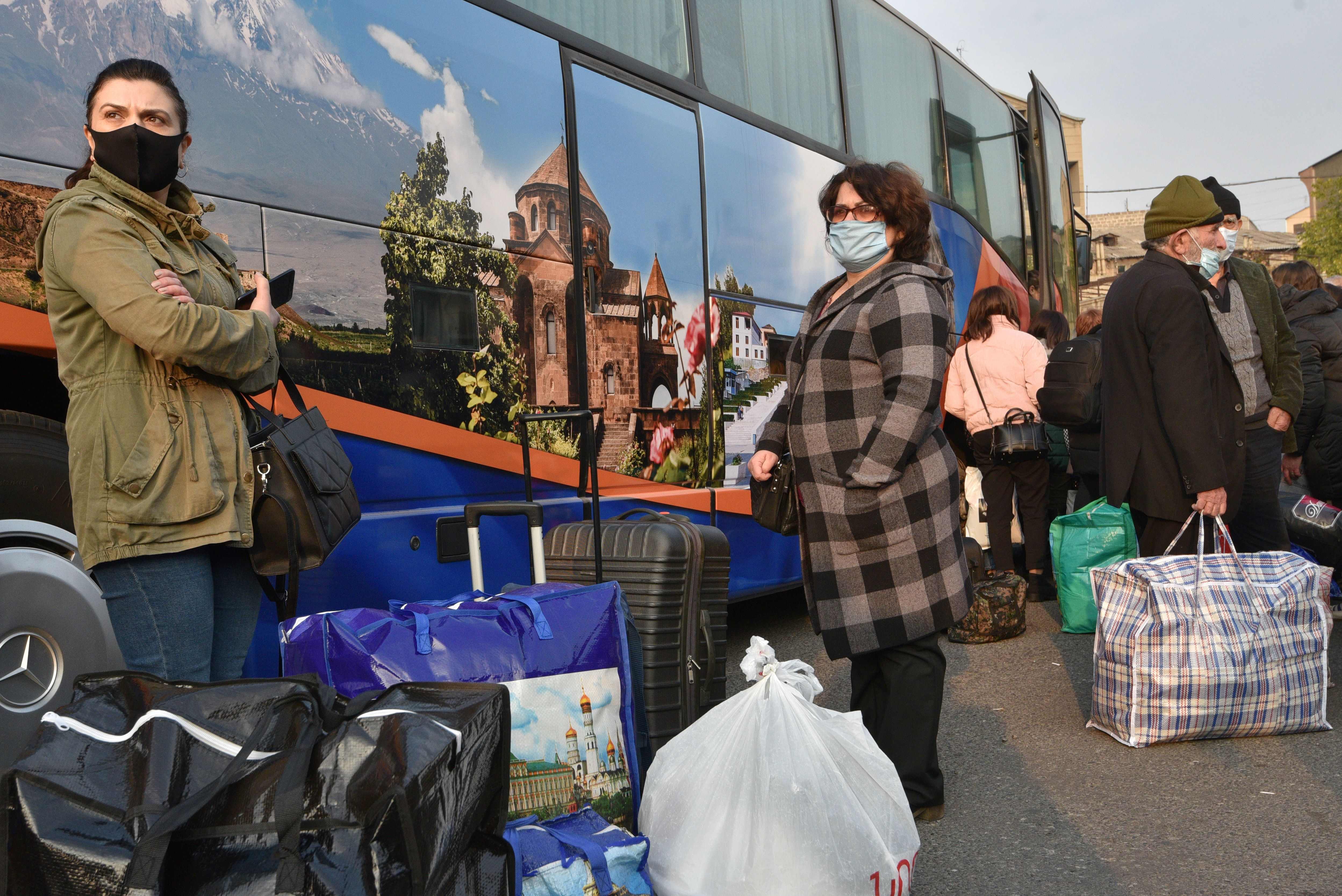 Pengungsi Nagorno-Karabakh menunggu giliran naik bus.
