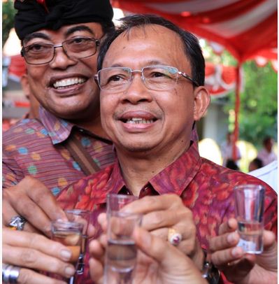 Gubernur Bali I Wayan Koster saat mencoba minuman arak Bali, di rumah jabatan gubernur, Rabu (5/2).
