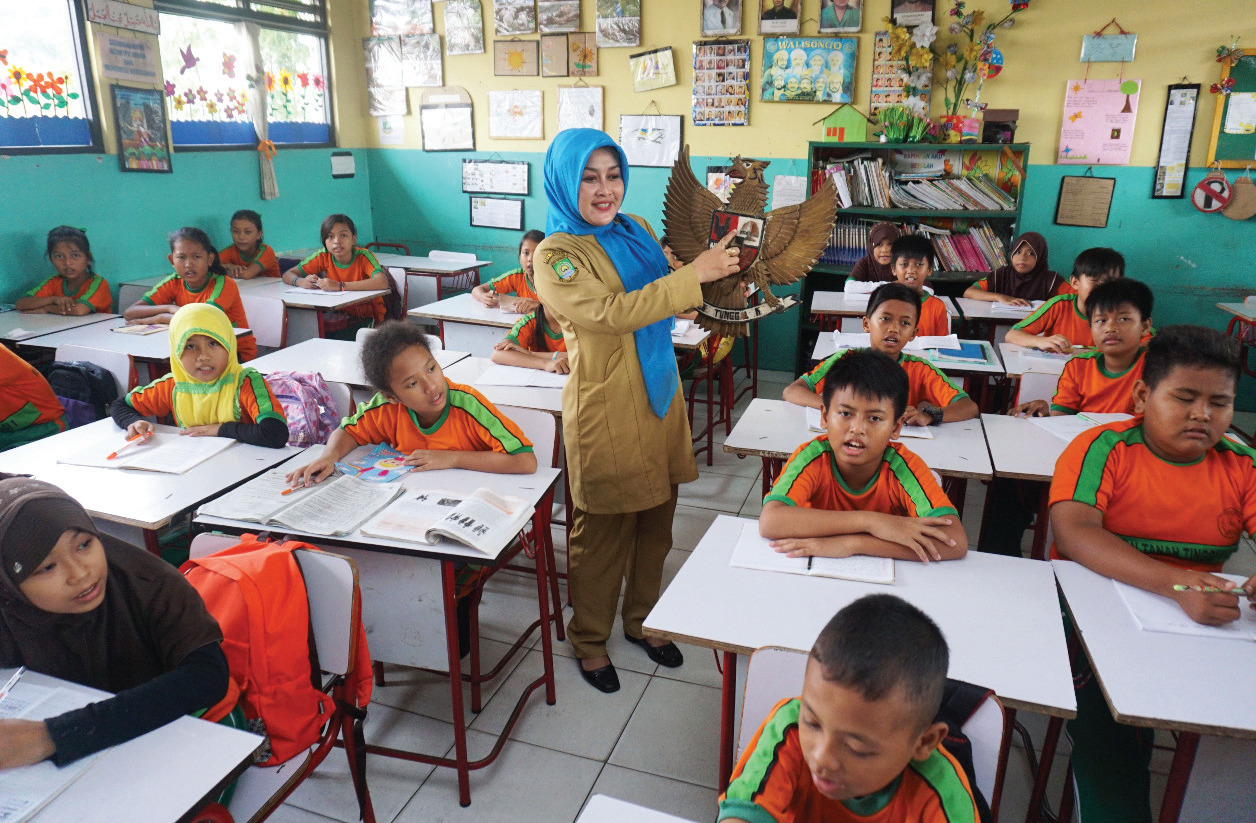 Guru mengajar makna Pancasila kepada siswa kelas 5 SD Tanah Tinggi 1, Tangerang, Banten, Rabu (1/6/2020). 
