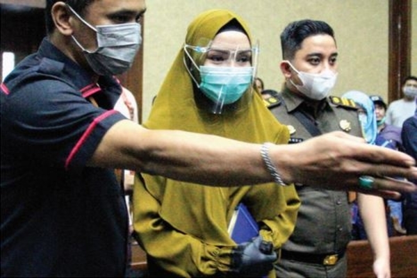 Terdakwa Pinangki Sirna Malasari (tengah) terlibat dalam kasus dugaan suap dan gratifikasi pengurusan fatwa Mahkamah Agung (MA) Joko Tjandra