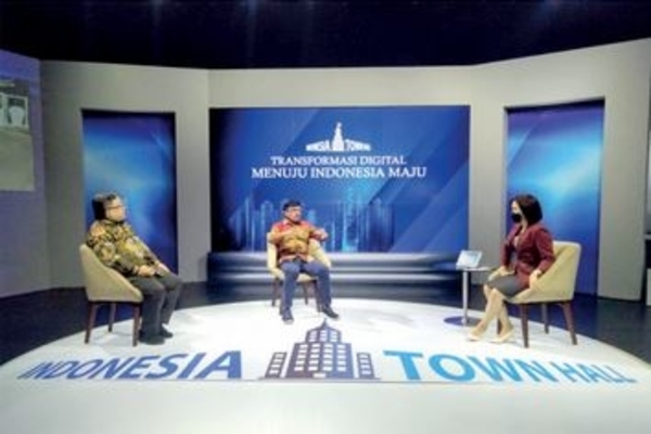 Menteri Komunikasi dan Informatika Johnny G Plate, Menteri Riset dan Teknologi Bambang PS Brodjonegoro, saat acara Indonesia Townhall 