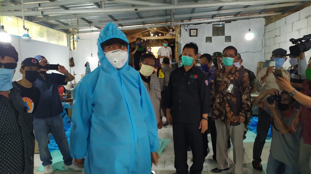  Tampak Bupati Banyumas Achmad Husein tengah mencoba baju  hazmat