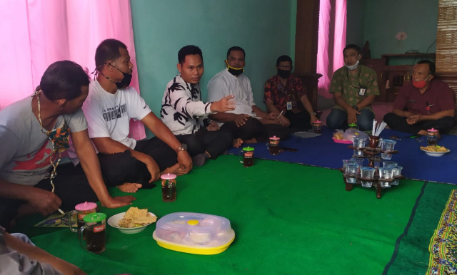 Kepala BRI Syariah Cabang Wonogiri M Budiono (berbaju putih masker hitam) bersama peternak sapi di Wonogiri