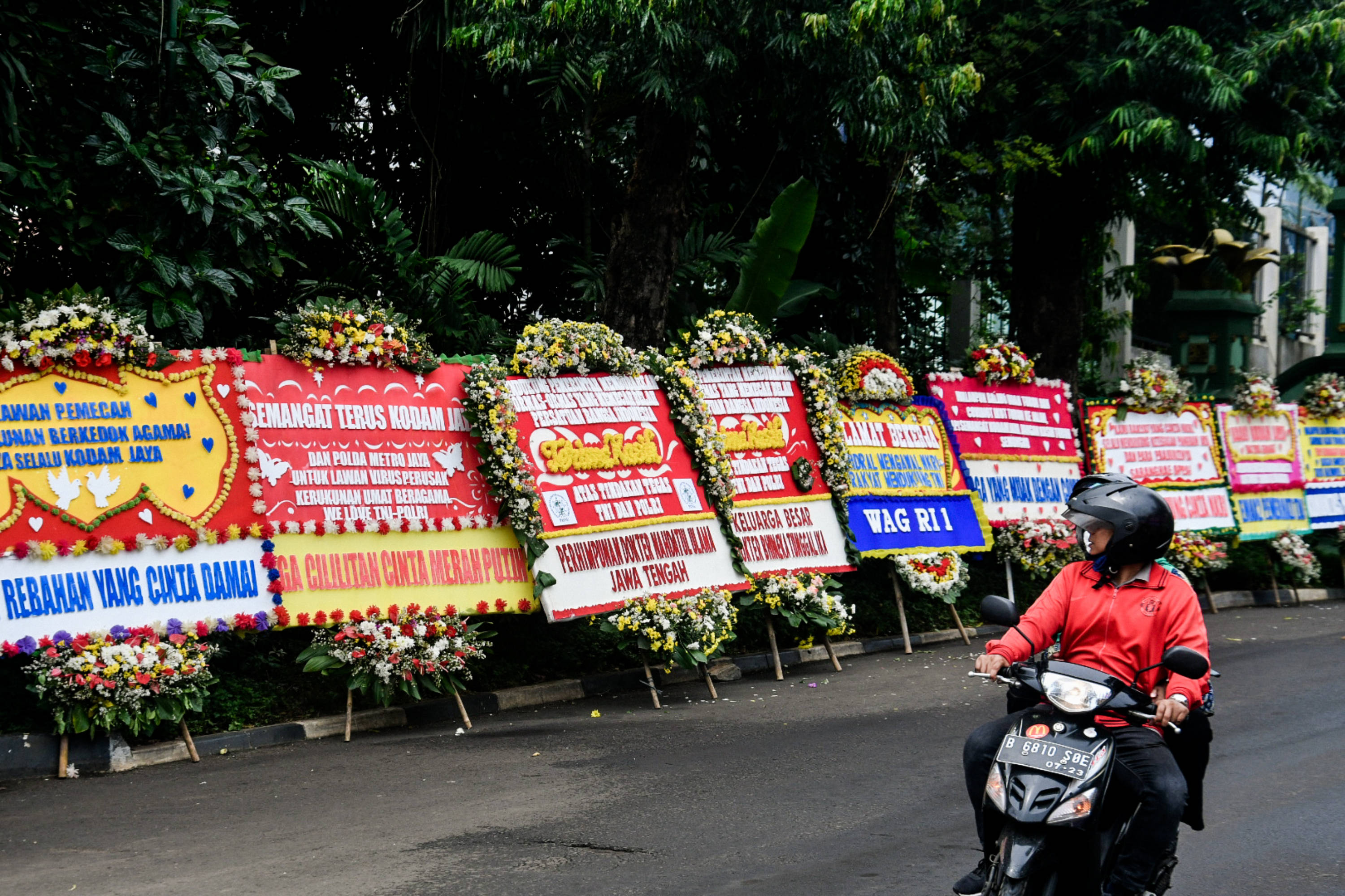 Ratusan karangan bunga yang berisi dukungan publik membanjiri Markas Kodam Jaya.
