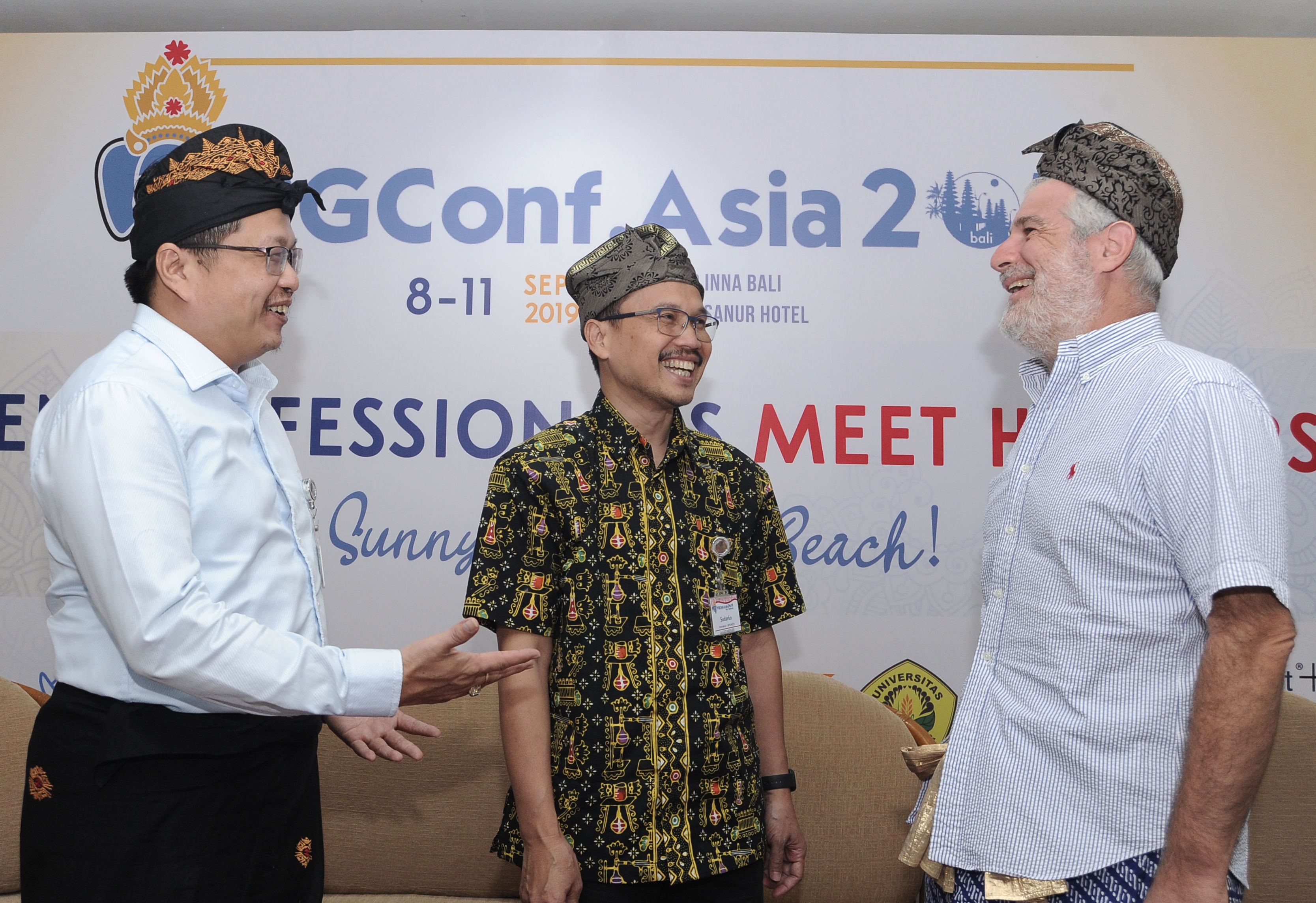 Julyanto Sutandang (kiri), Chairman PostgreSQL Conference Asia (PGConf.Asia 2019).