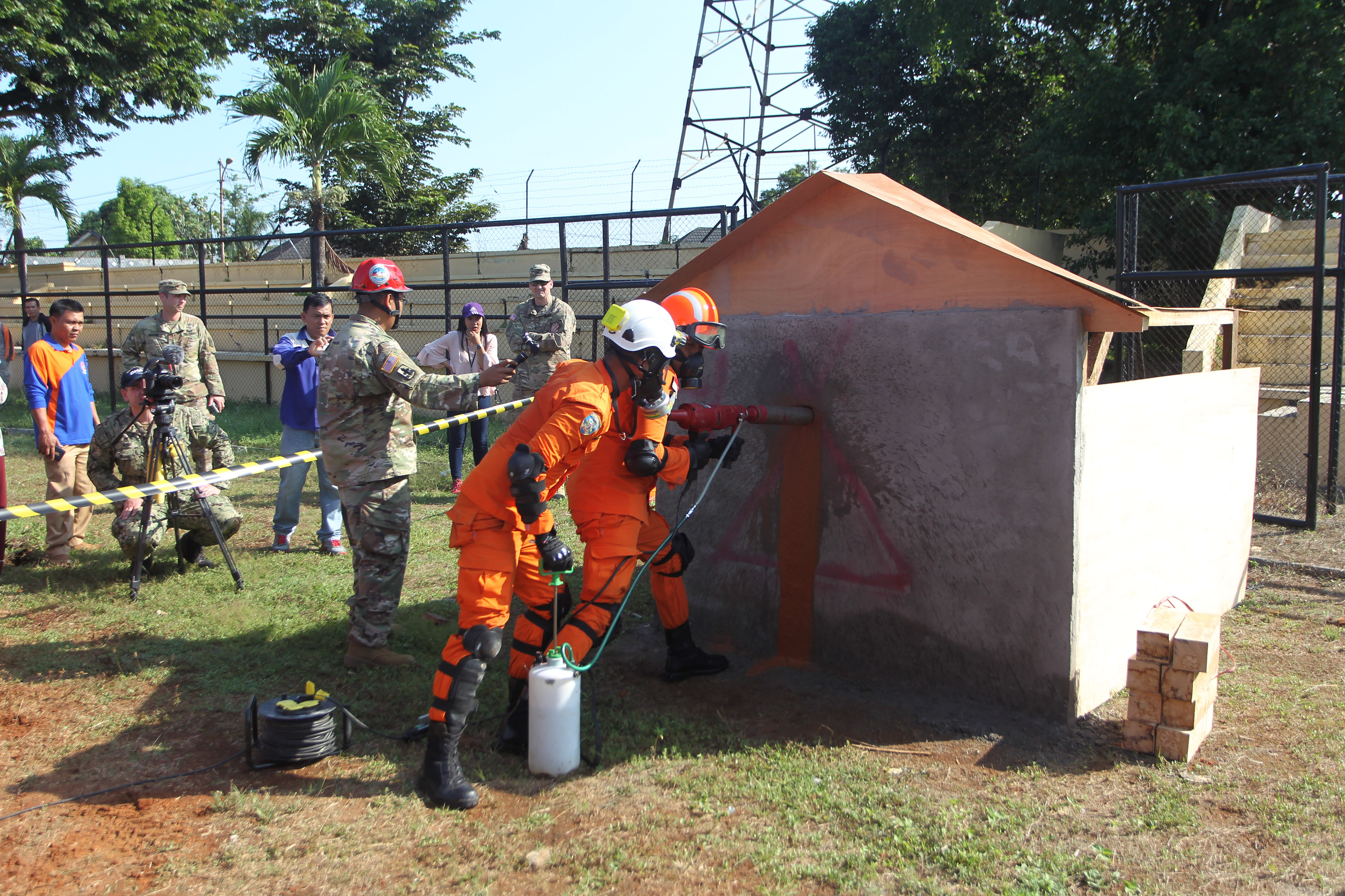 Personel dari Basarnas Provinsi Bengkulu mencoba menyelamatkan korban gempa bumi saat simulasi latihan penanggulangan bencana.