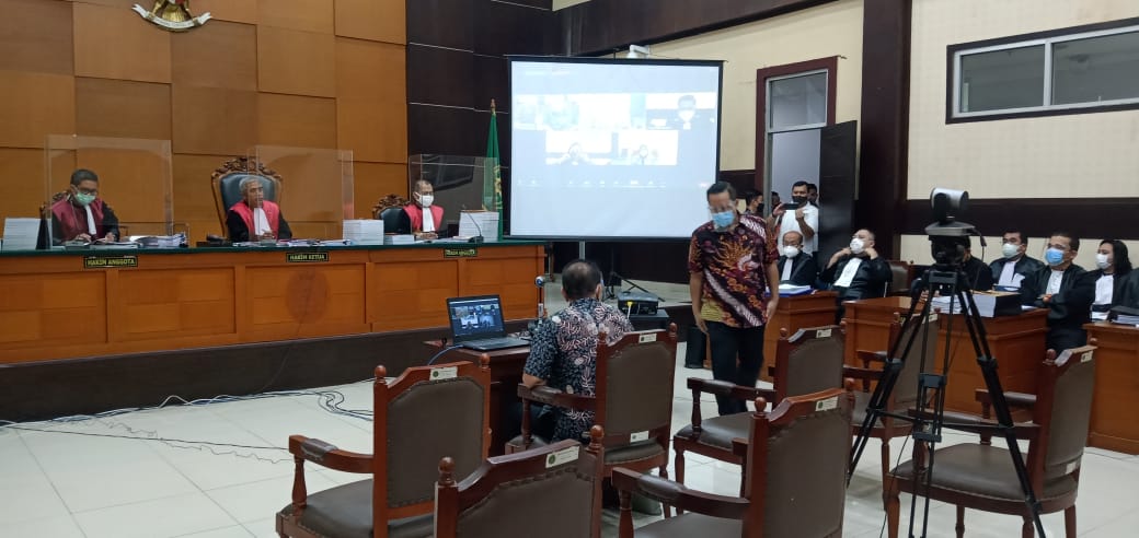 Joko Tjandra dan Brigjen Prasetijo Utomo di PN Jakarta Timur.