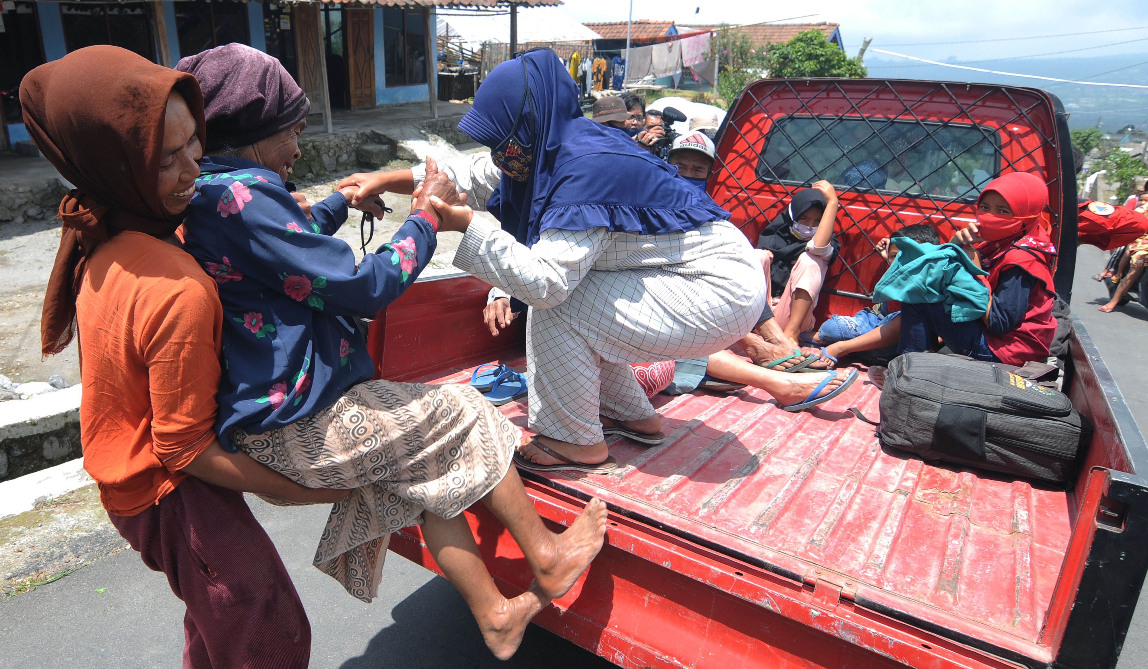 Sejumlah warga saling membantu saat proses evakuasi lansia di Stabelan, Tlogolele, Selo, Boyolali, Jawa Tengah, Senin (9/11/2020).