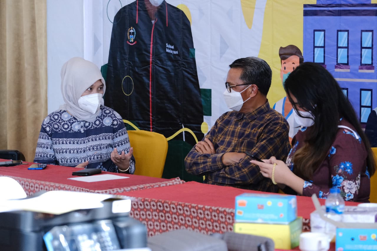 Koordinator Program Psikologi Sub Bidang Medis Bidang Koordinasi Relawan Satuan Tugas Covid-19, Endang Mariani (kiri) dengan Gubernur Sulsel