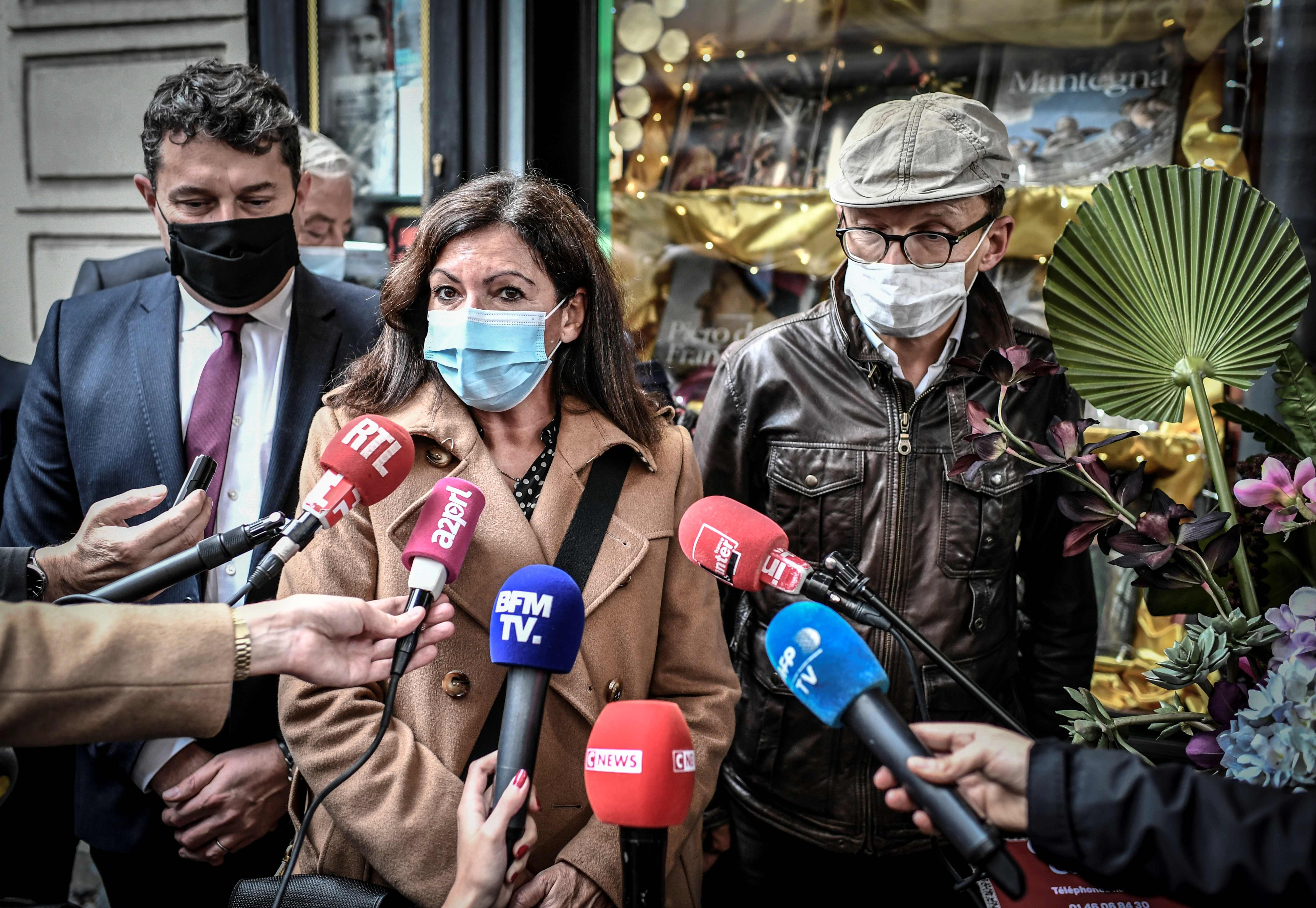 Walikota Paris Anne Hidalgo meminta agar toko-toko kecil di kotanya diizinkan buka di tengah lockdown, Jumat (30/10).
