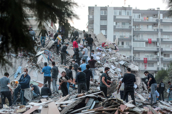 Sedikitnya 19 orang meninggal dunia dan ratusan lainnya luka-luka setelah gempa bumi dahsyat mengguncang Turki, Jumat, 30 Oktober 2020