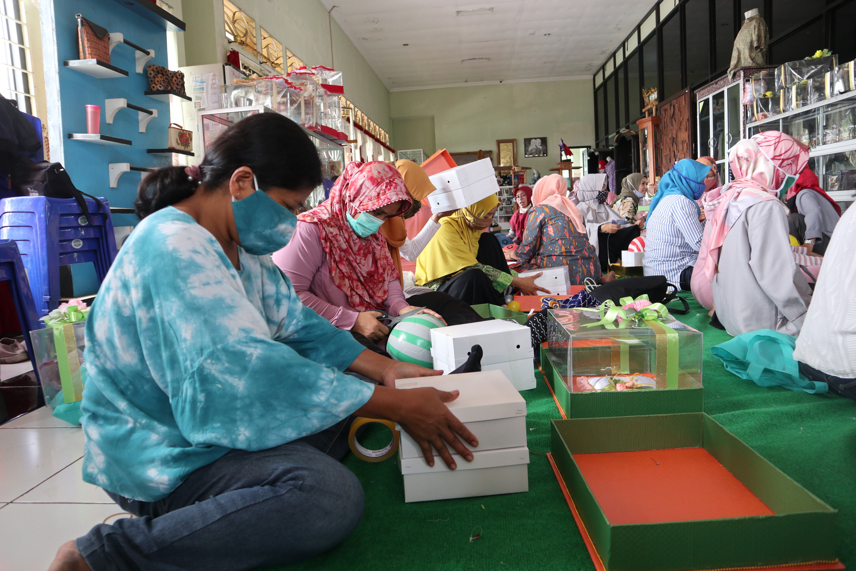 Sebanyak 30 pelaku UMKM terdampak pandemi di Temanggung berlatih membuat kotak hantaran untuk pengantin, Rabu (25/11/2020
