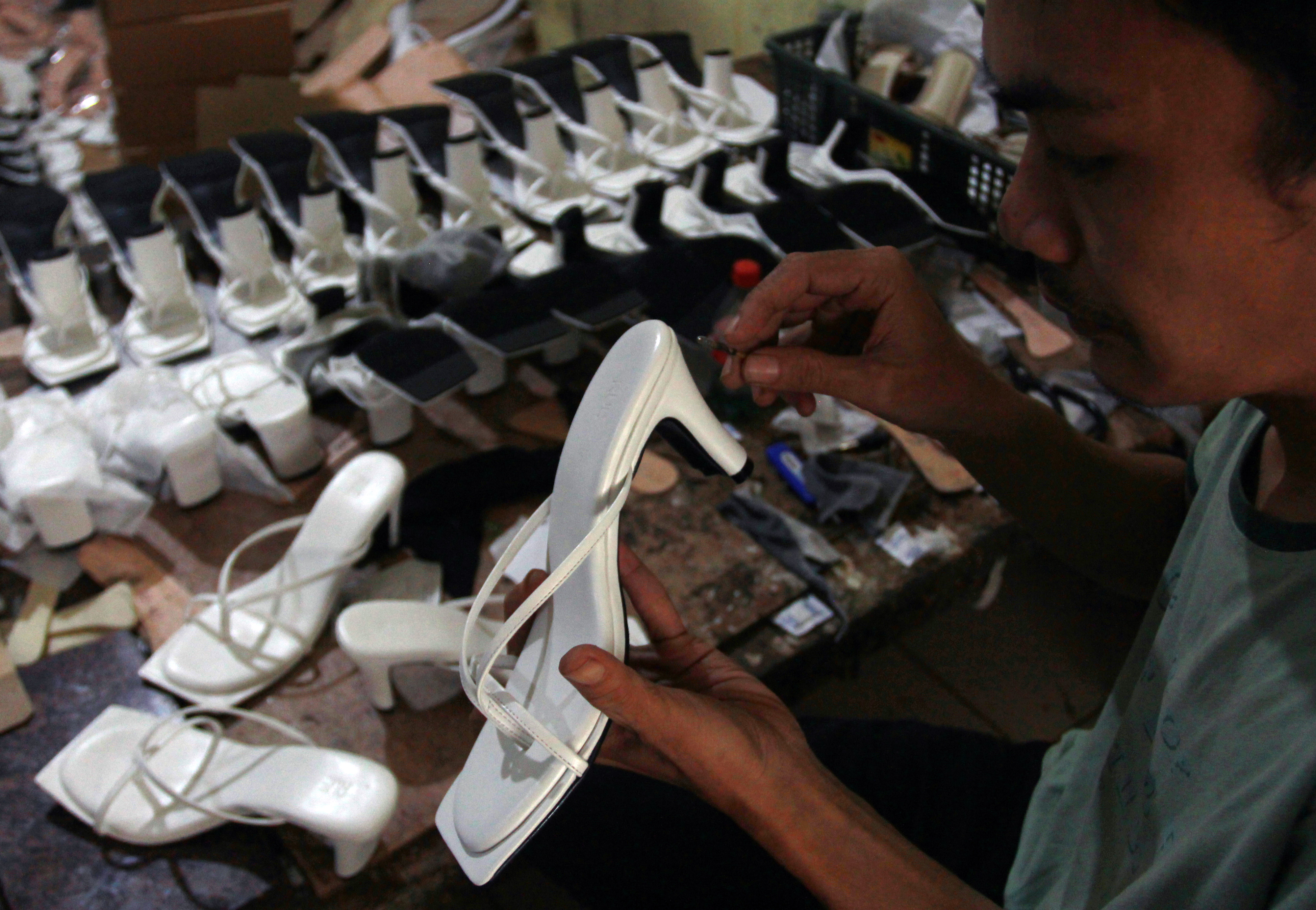  Pekerja menyelesaikan pembuatan sepatu wanita di Industri Sepatu rumahan, Pamulang, Tangerang Selatan, Banten