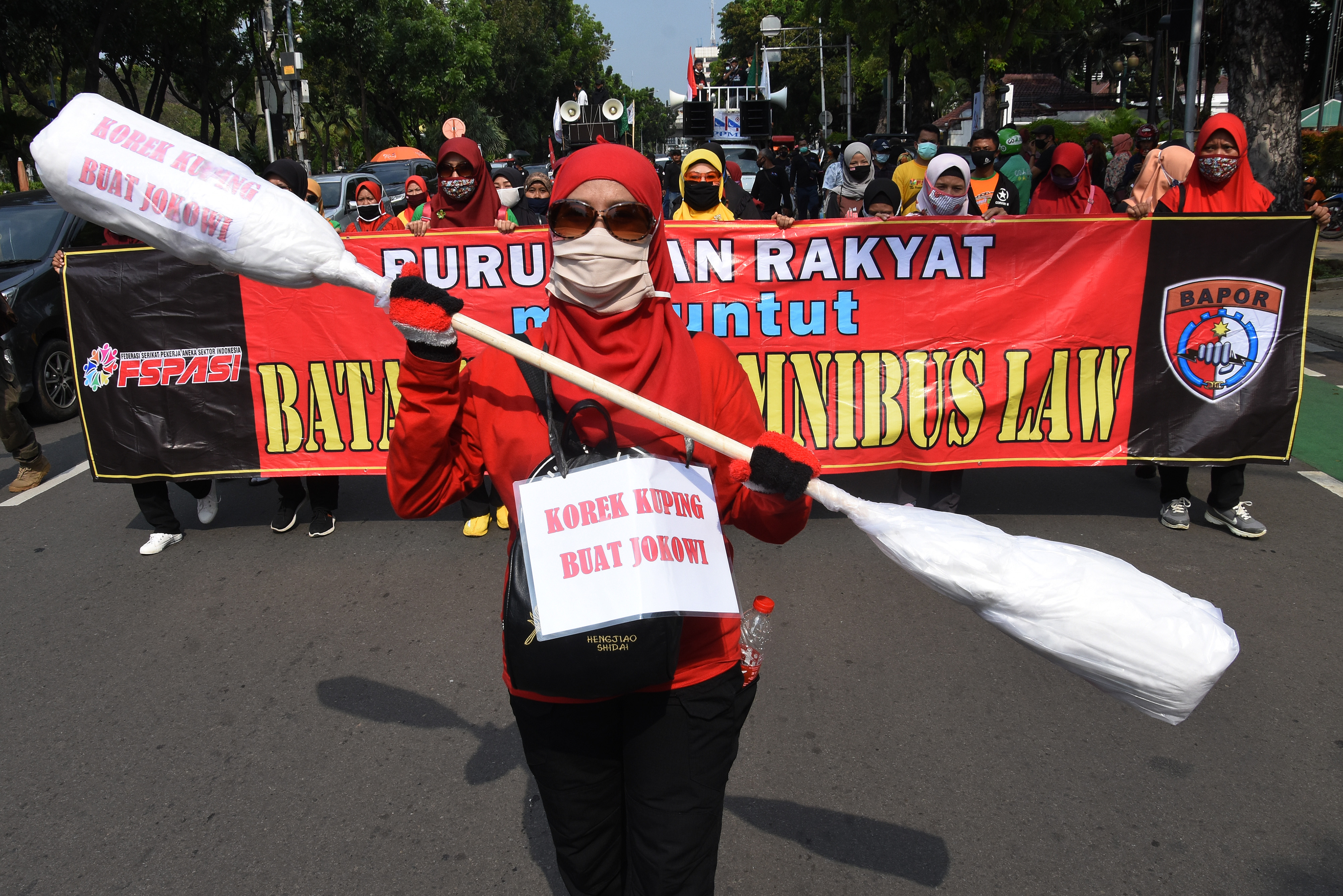 Sejumlah buruh melakukan long march saat menggelar aksi unjuk rasa menolak pengesahan Omnibus Law UU Cipta Kerja di Jakarta, 28 Oktober lalu