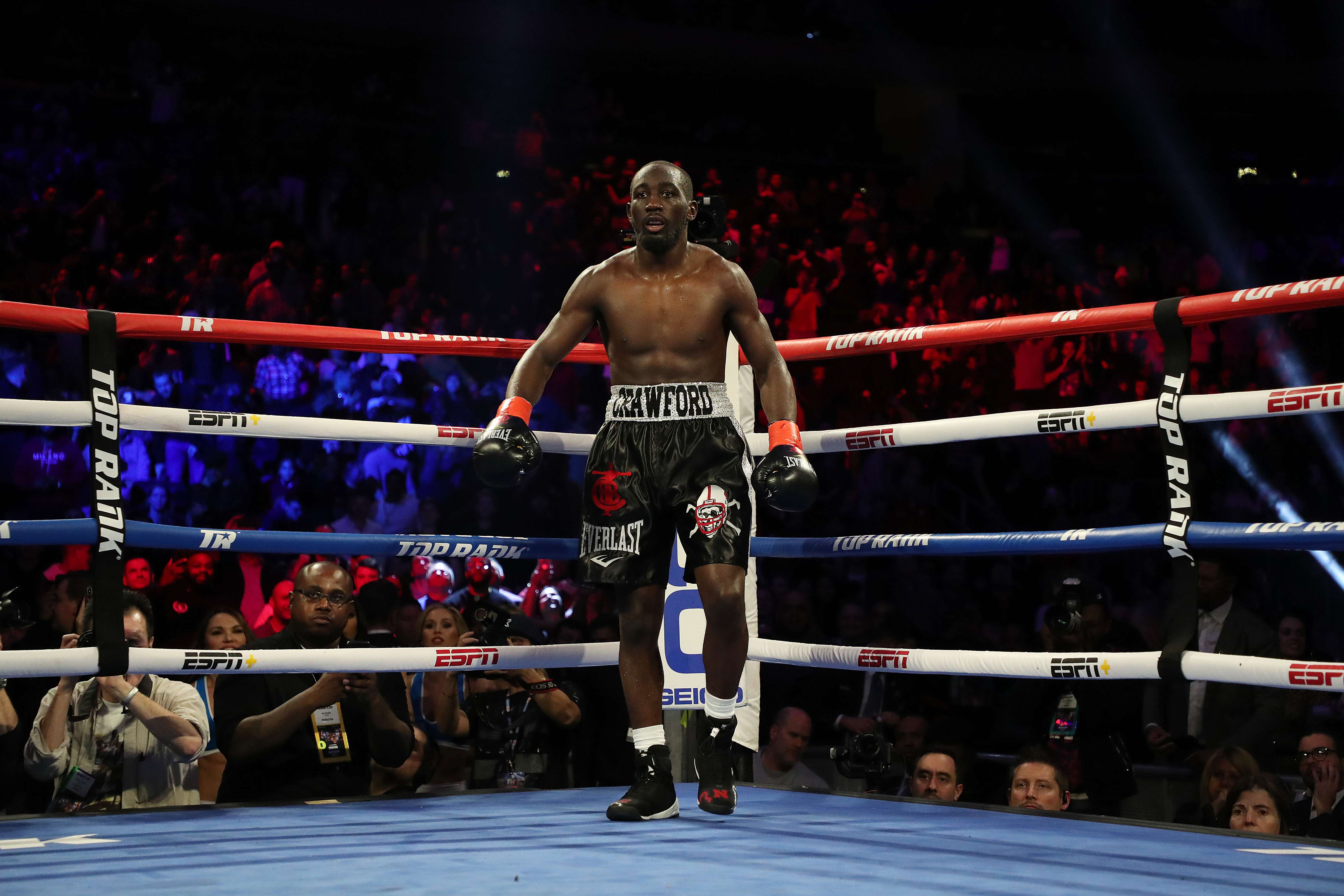 Terence Crawford berdiri di sudut netral setelah menjatuhkan Egidijus Kavaliauskas selama pertarungan mereka untuk gelar kelas welter WBO 