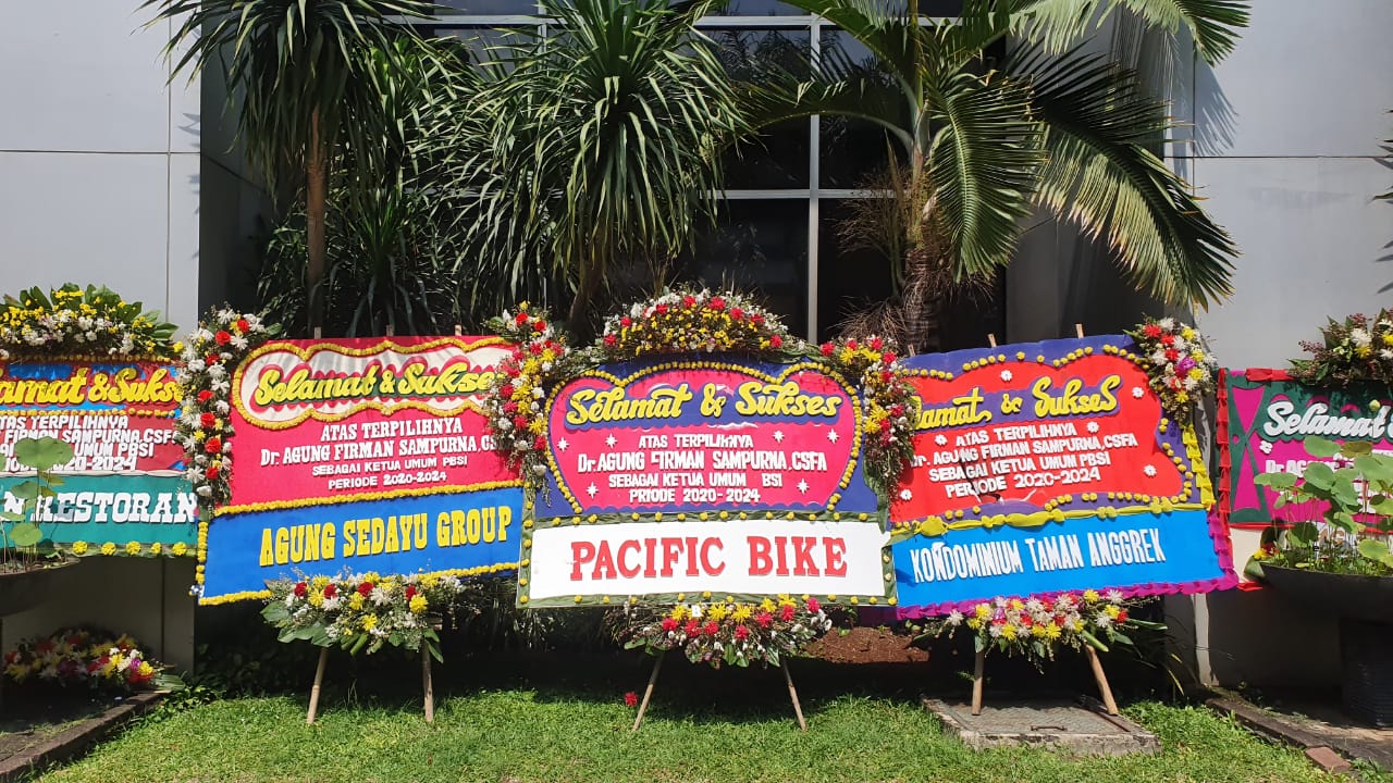 Papan bunga yang memenuhi halaman kantor BPK, kemarin.