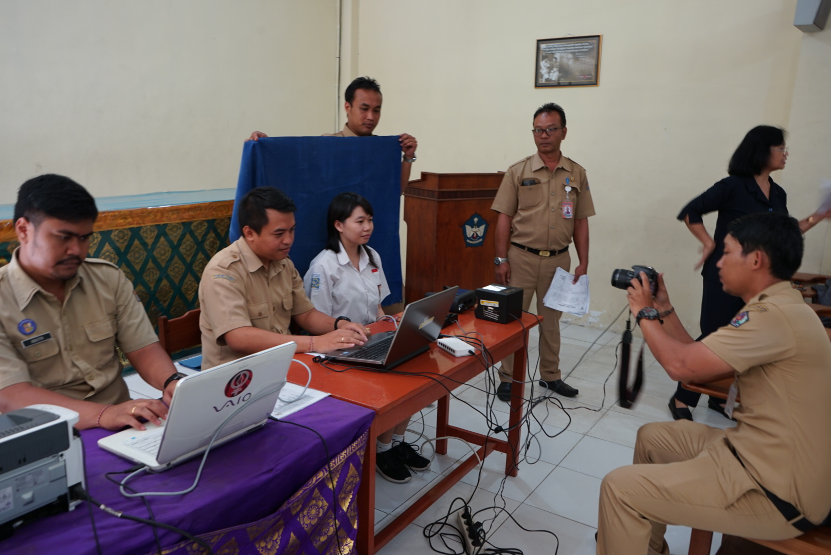 Petugas Disdukcapil Denpasar melakuka  jemput bola perekaman data KTP-E ke SMA