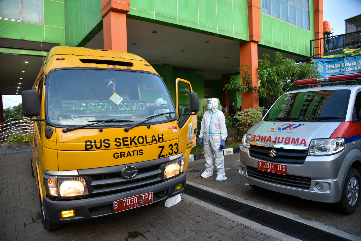 Bus sekolah di DKI Jakarta berfungsi mengevakuasi pasien covid-19 selama pandemi.