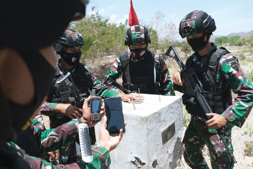Anggota Satgas Pamtas melakukan patroli pengamanan patok-patok wilayah di Kabupaten Belu, yang berbatasan langsung dengan Timor Leste. 